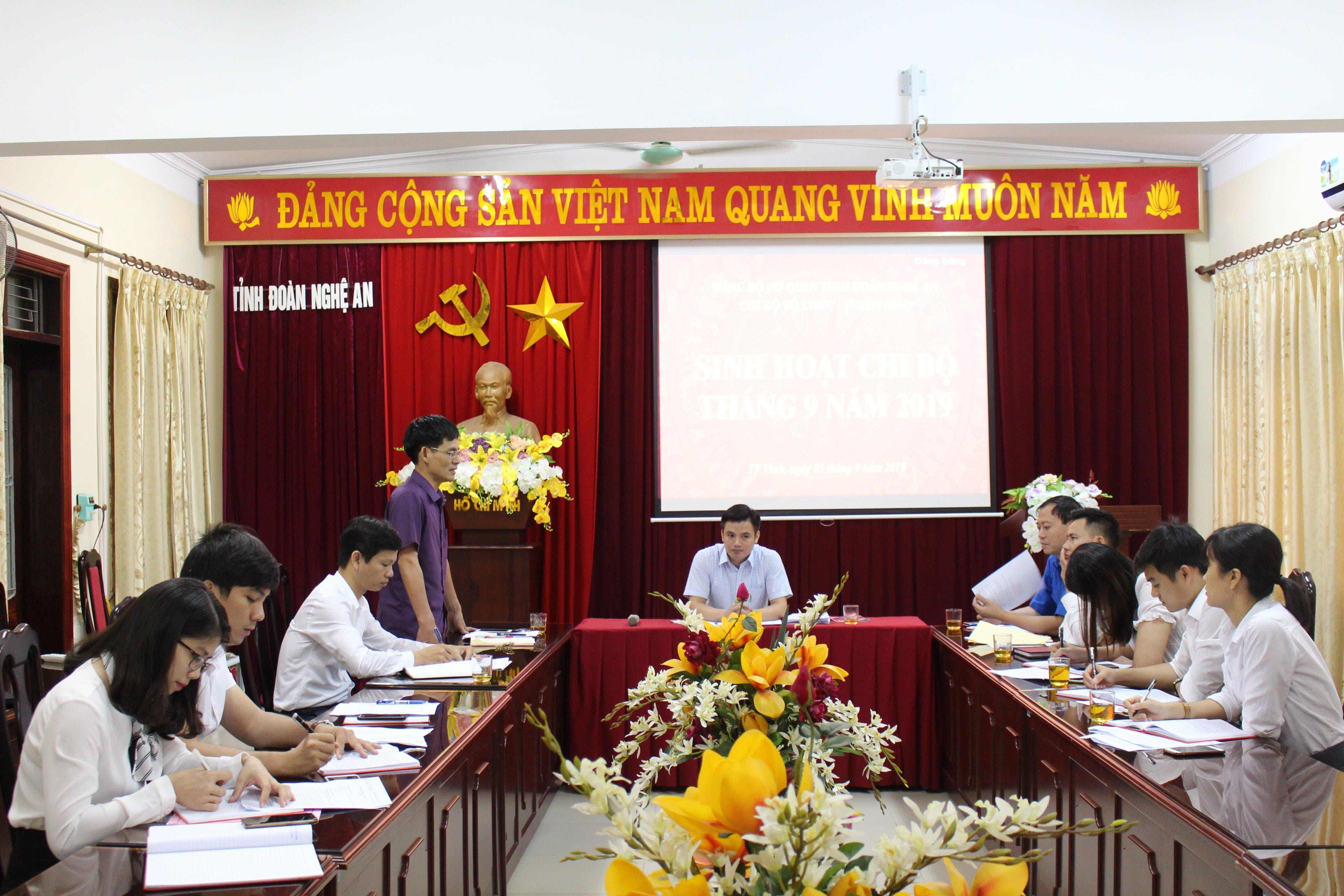 Phó Bí thư Đảng ủy Khối Các cơ quan tỉnh phát biểu tại buổi sinh hoạt. Ảnh: Đức Sỹ