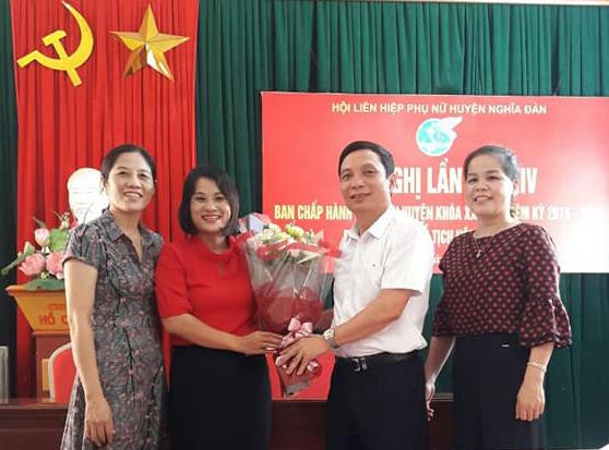 Lãnh đạo hội LHPN tỉnh, Huyện ủy Nghĩa Đàn tặng hoa chúc mừng bà Hồ Thị Thanh