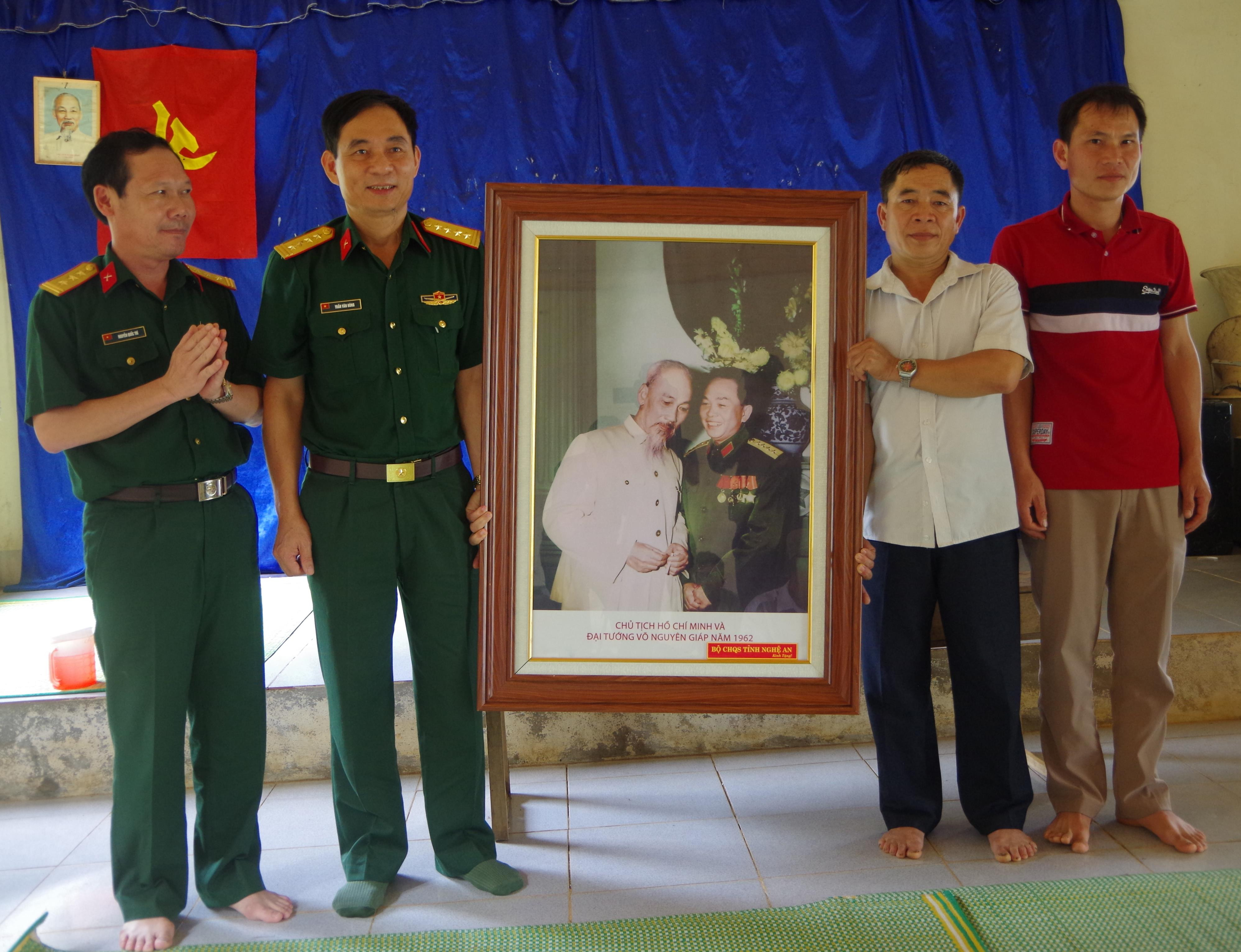 Đại tá Trần Văn Hùng - Ủy viên BTV Tỉnh ủy, Chỉ huy trưởng Bộ CHQS tỉnh tặng bức tranh Chủ tịch Hồ Chí Minh và Đại tướng Võ Nguyên Giáp năm 1962 cho Chi bộ bản Yên Sơn