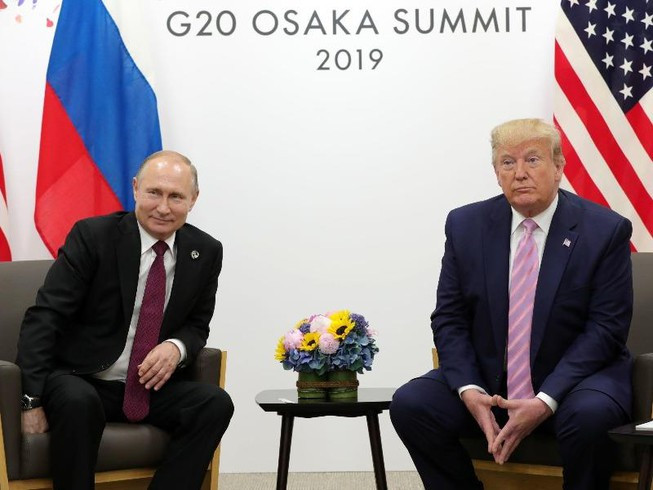 Tổng thống Nga Vladimir Putin (trái) và người đồng cấp Mỹ Donald Trump tại Hội nghị thượng đỉnh G20 ở Nhật Bản cuối tháng 6. Ảnh: SPUTNIK