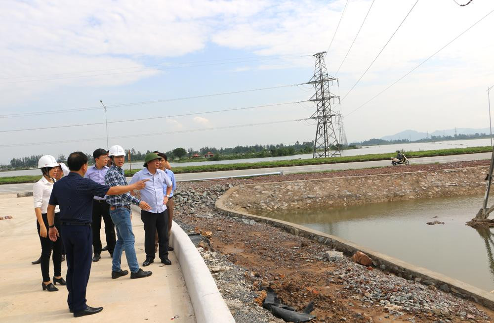 Đoàn công tác khảo sát thực tế triển khai các hạng mục hạ tầng tại KCN WHA Industrial Zone 1 - Nghệ An tại Nghi Lộc. Ảnh: Nguyễn Hải