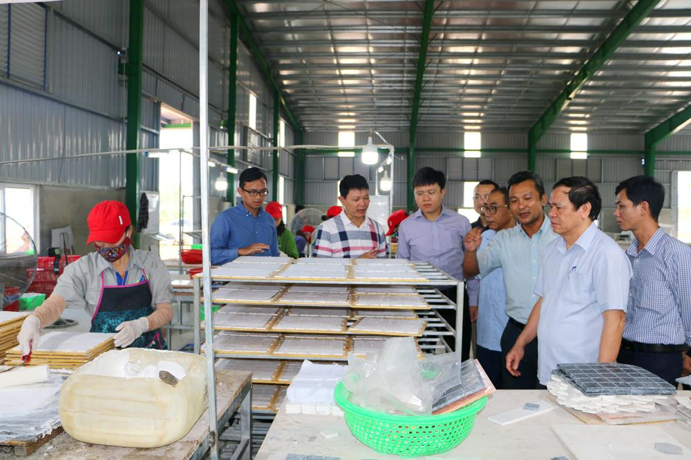 Thăm nhà máy chế biến tinh bột đá và các sản phẩm đá trắng của Công ty CP Viet Home Stone tại Cụm CN Nghĩa Long, Nghĩa Đàn. Ảnh Nguyễn Hải