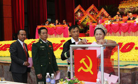 Các đại biểu bỏ phiếu bầu Ban Chấp hành mới tại Đại hội đại biểu Đảng bộ tỉnh Nghệ An lần thứ XVIII, nhiệm kỳ 2015-2020. Ảnh tư liệu