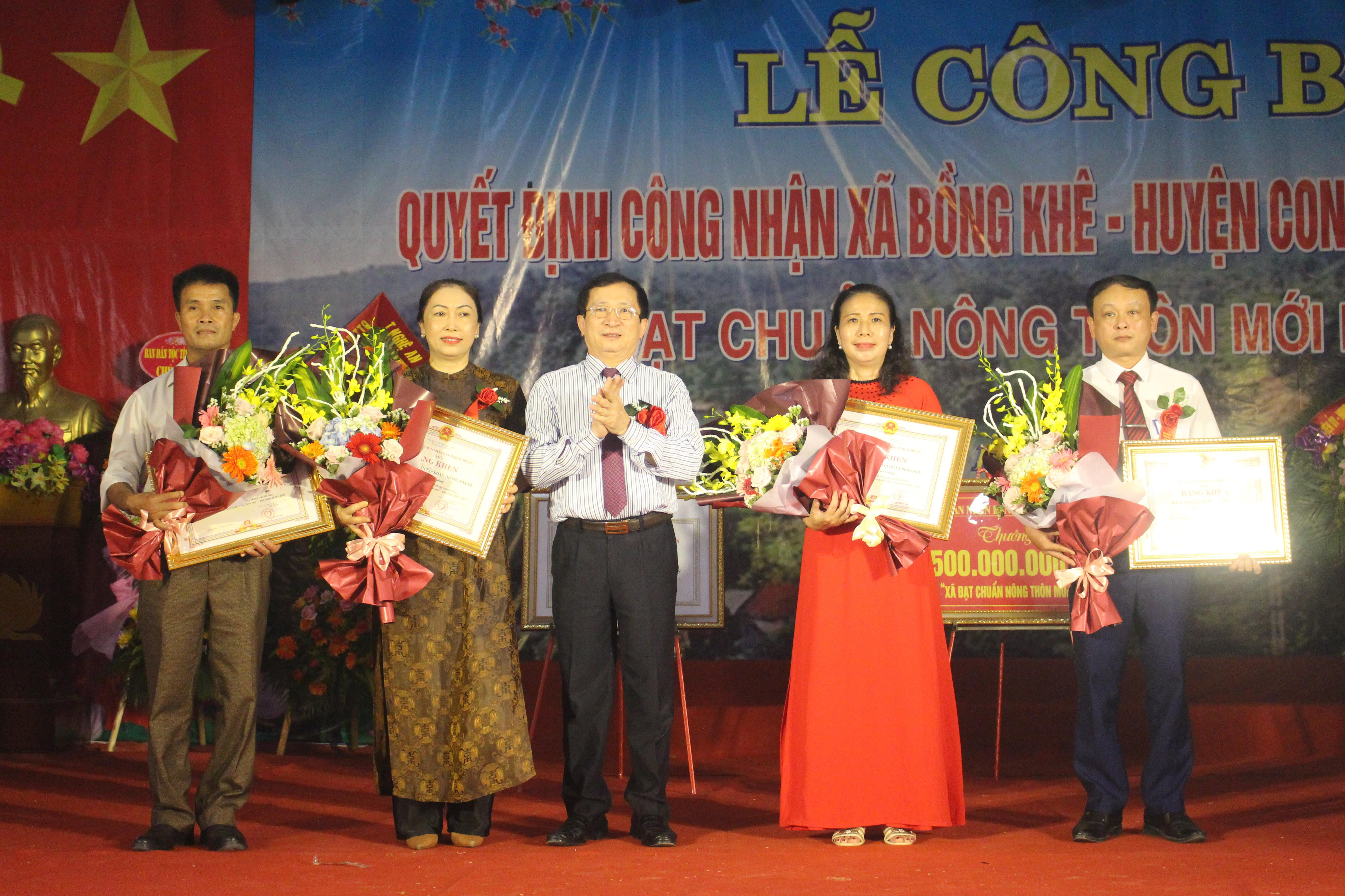 đồng chí Đinh Viết Hồng-Phó chủ tịch UBND tỉnh trao tặng băng khen của Chủ tịch UBND tỉnh cho 3 cá nhân có nhiều đóng góp trong quá trình xây dựng NTM