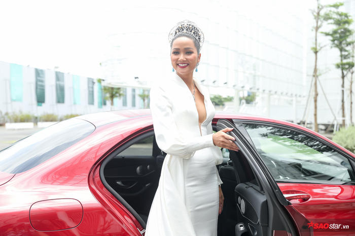 Hoa hậu HHen Niê đội vương miện 2.7 tỷ, hào hứng trở thành host Miss Universe Vietnam 2019 ảnh 3