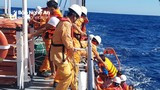 Cứu 6 ngư dân Nghệ An và Quảng Bình bị chìm tàu ở Tây Hoàng Sa 