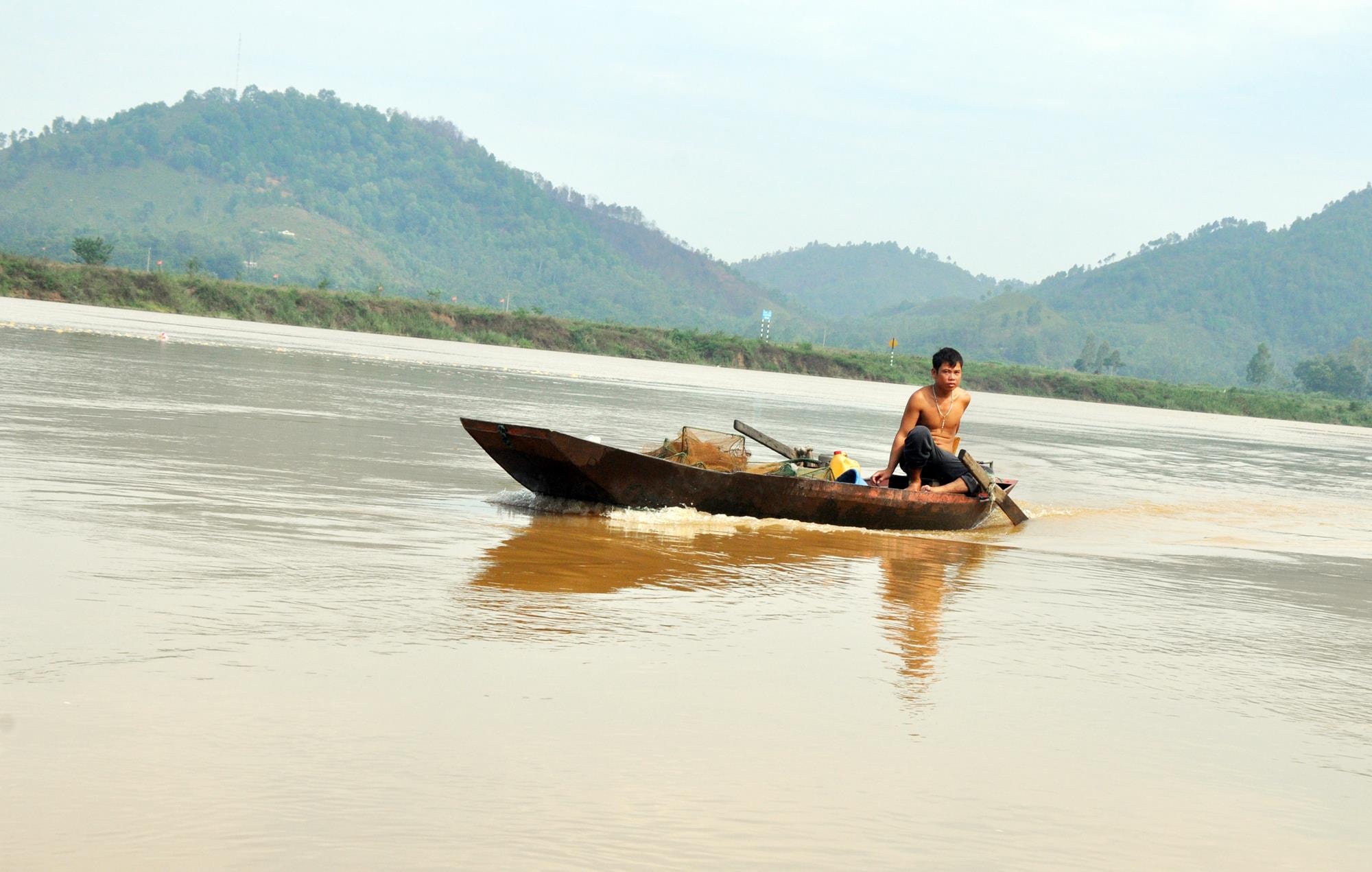 Các gia đình này sinh sống hoàn toàn dựa vào sông nước, nguồn thu nhập không có gì hơn là