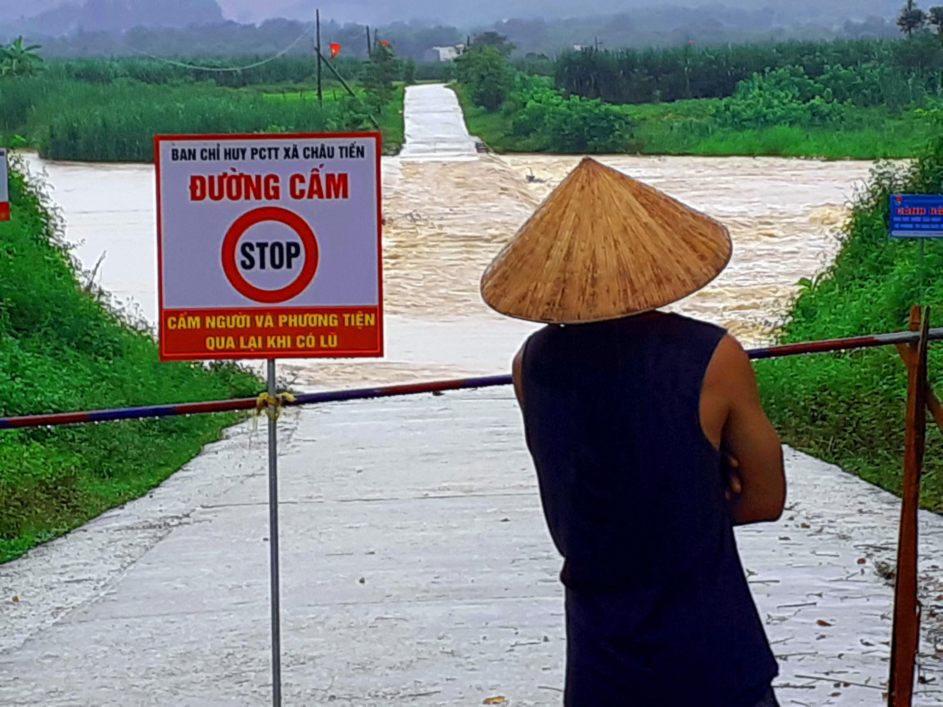 Cấm đường qua cầu tràn bản Hoa Tiến, xã Châu Tiến khi thủy điện xả lũ. Ảnh Tư Liệu