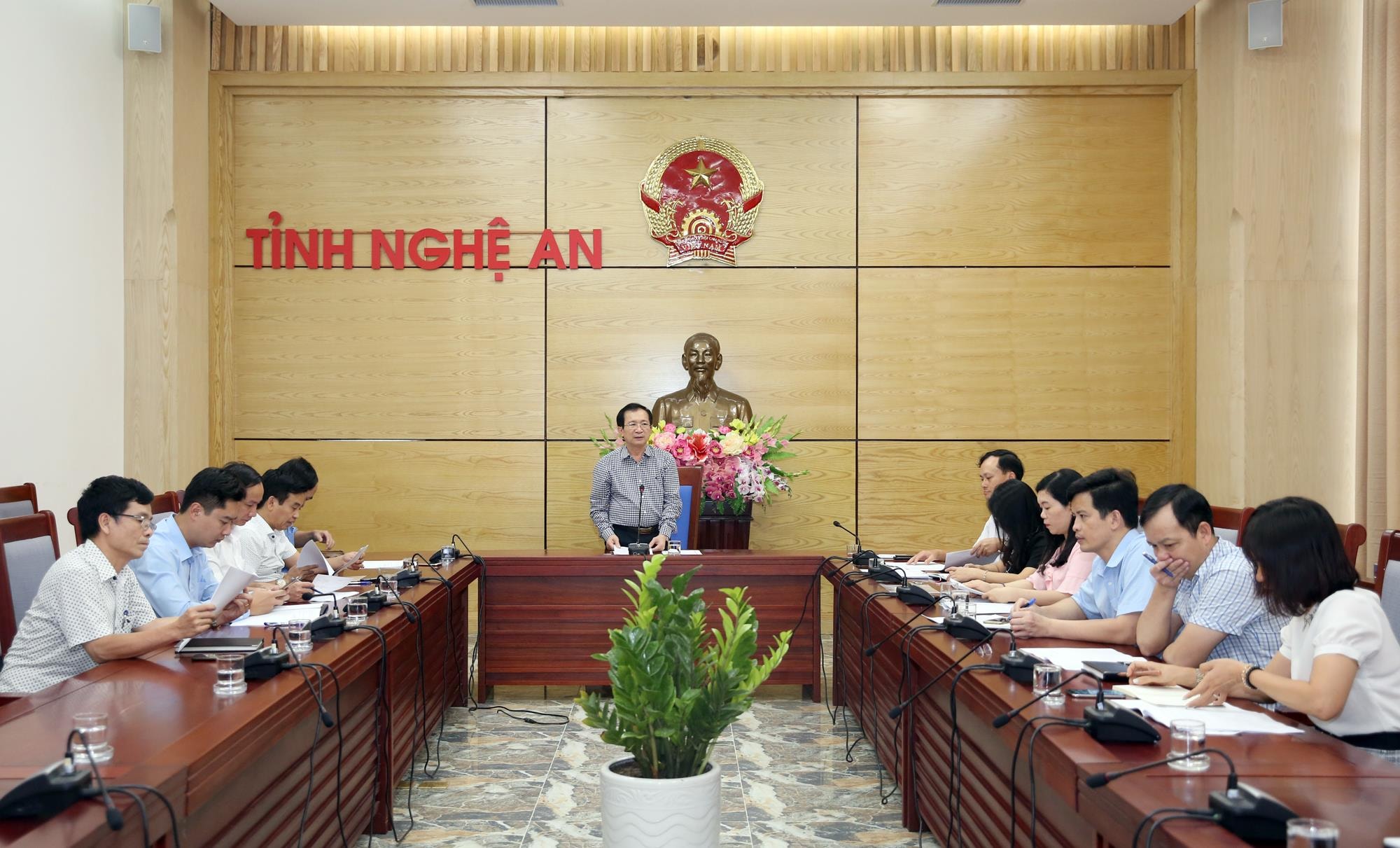 Đồng chí Đinh Viết Hồng, Ủy viên BCH Đảng bộ tỉnh, Phó Chủ tịch UBND tỉnh, Trưởng  Ban Tổ chức Cuộc vận động sáng tác ca khúc về Truông Bồn chủ trì; Cùng tham dự có đồng chí Hồ Mậu Thanh - Ủy viên BCH Đảng bộ tỉnh, Giám đốc Sở Văn hóa và Thể thao; các đồng chí Phó ban, ban viên.