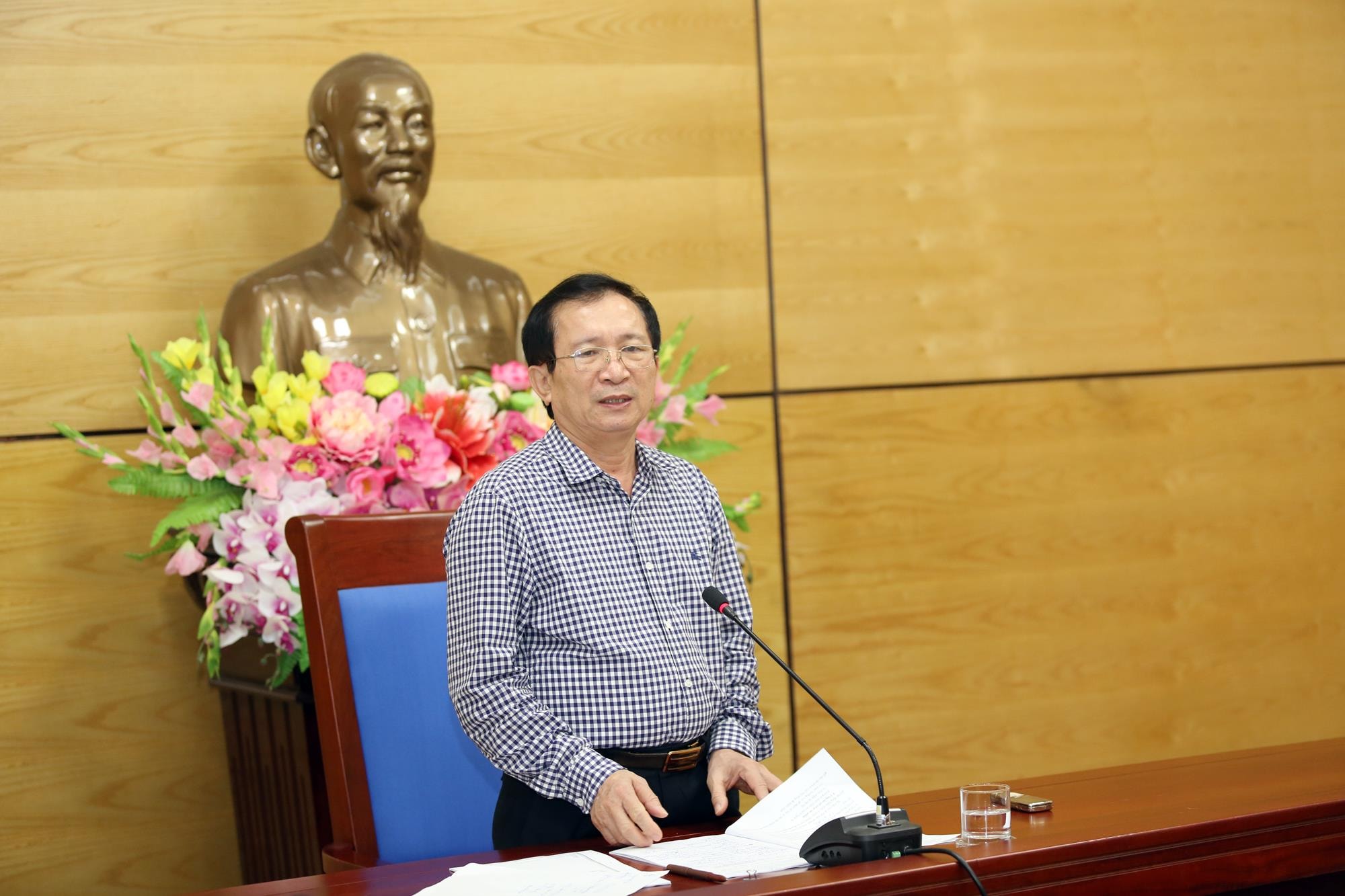 Đồng chí Đinh Viết Hồng - Ủy viên BCH Đảng bộ tỉnh, Phó Chủ tịch UBND tỉnh lưu ý về công tác phối hợp tổ chức các hoạt động tại Lễ hội Làng Sen toàn quốc năm 2019. Ảnh: Đức Anh