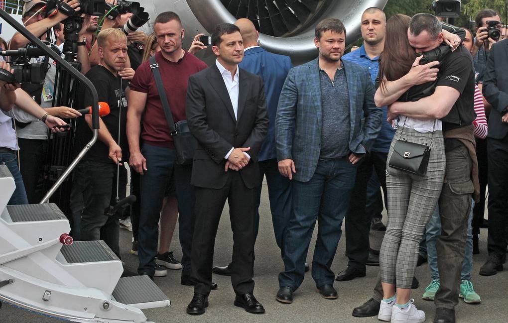 Tổng thống Vladimir Zelensky (giữa) chứng kiến cuộc trao đổi các tù nhân giữa Nga và Ukraine. Ảnh: TASS