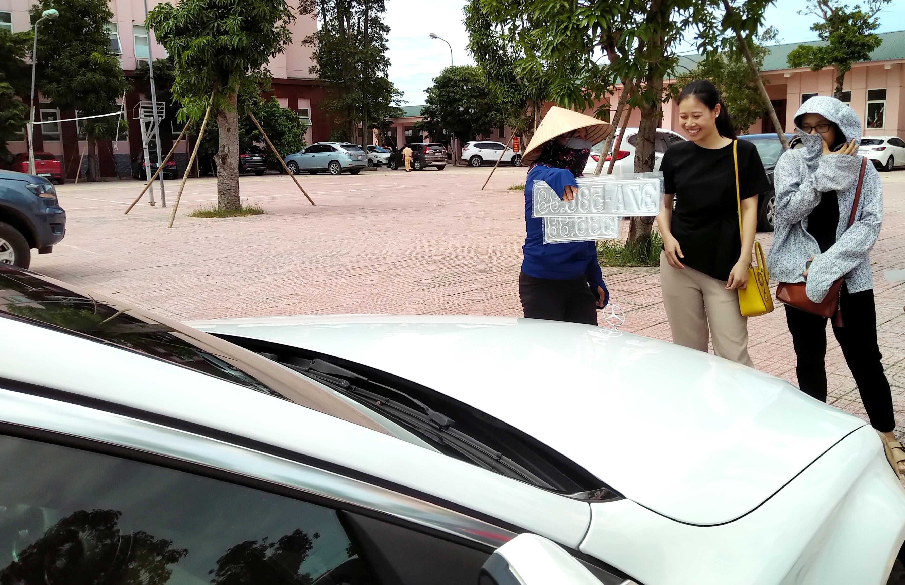 Người thân của Trọng Hoàng rất vui vì bấm chọn được biển số xe đẹp. Ảnh NS