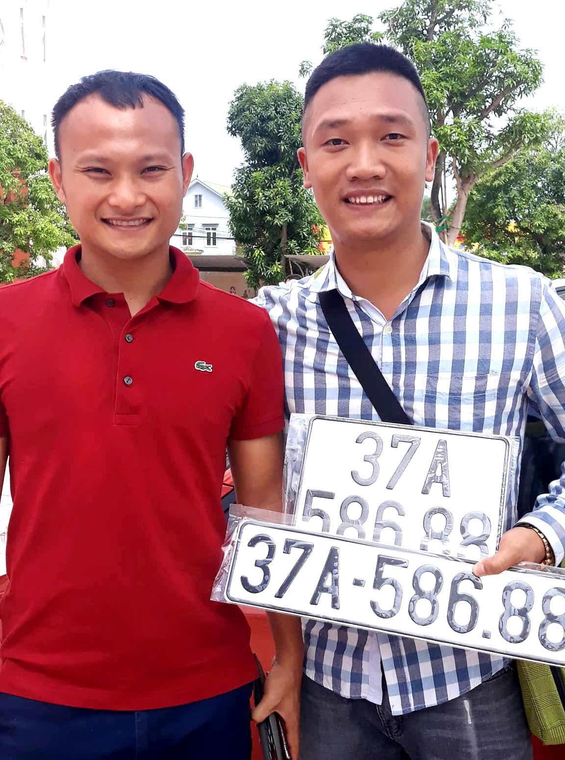 Tất cả mọi người ồ lên trầm trồ khi người thân Trọng Hoàng bấm được biển số ô tô khá đẹp. Một số người còn xin chụp ảnh với tuyển thủ Việt Nam cùng biển số đẹp của người thân. Ảnh.NH