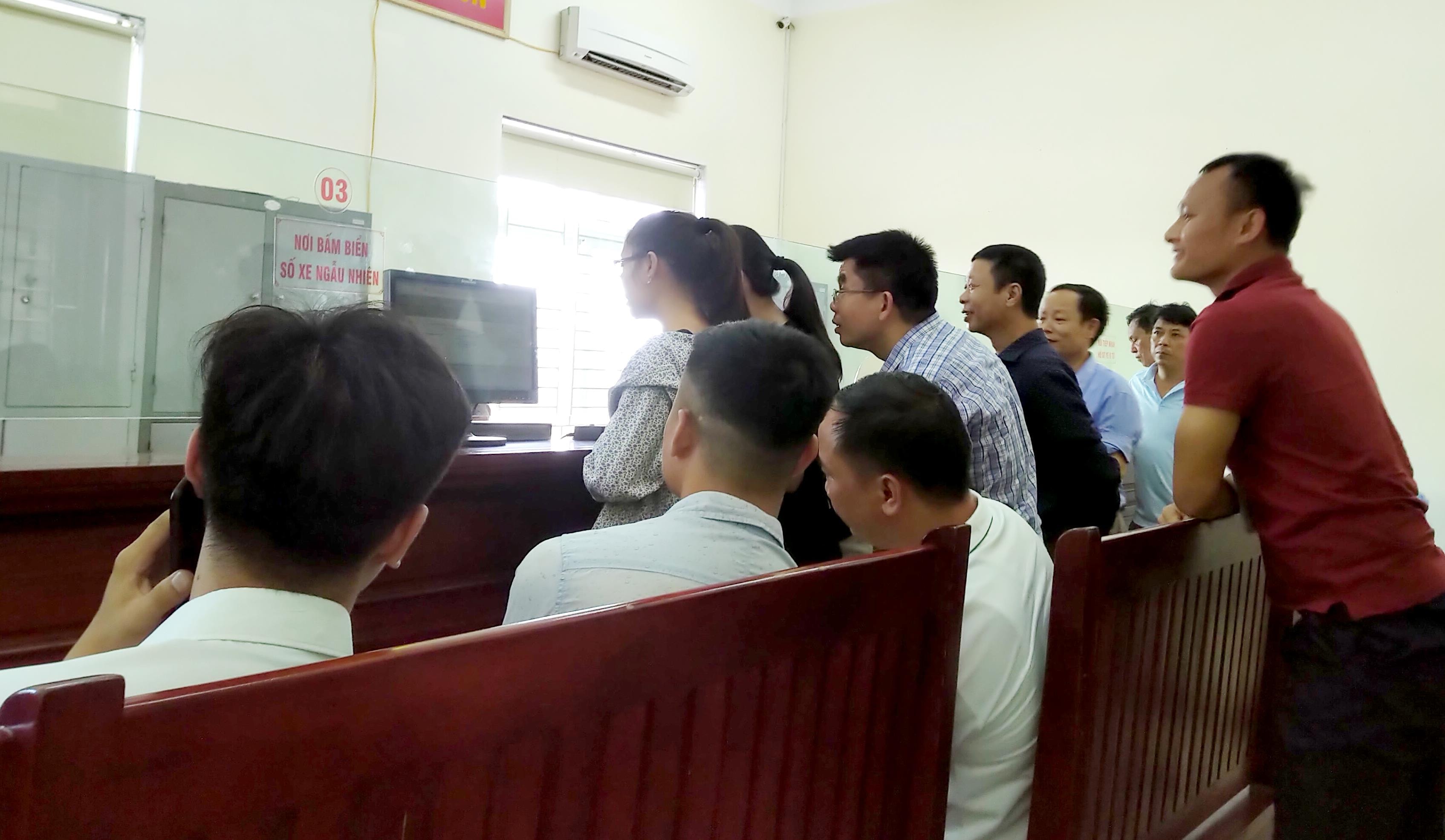 Tuyển thủ Trọng Hoàng cho biết, không phải anh mua xe mới mà đi đăng ký ô tô cho người quen. Trong ảnh, Trọng Hoàng hồi hộp xem người thân ấn chọn biển số xe ngẫu nhiên. Ảnh NS