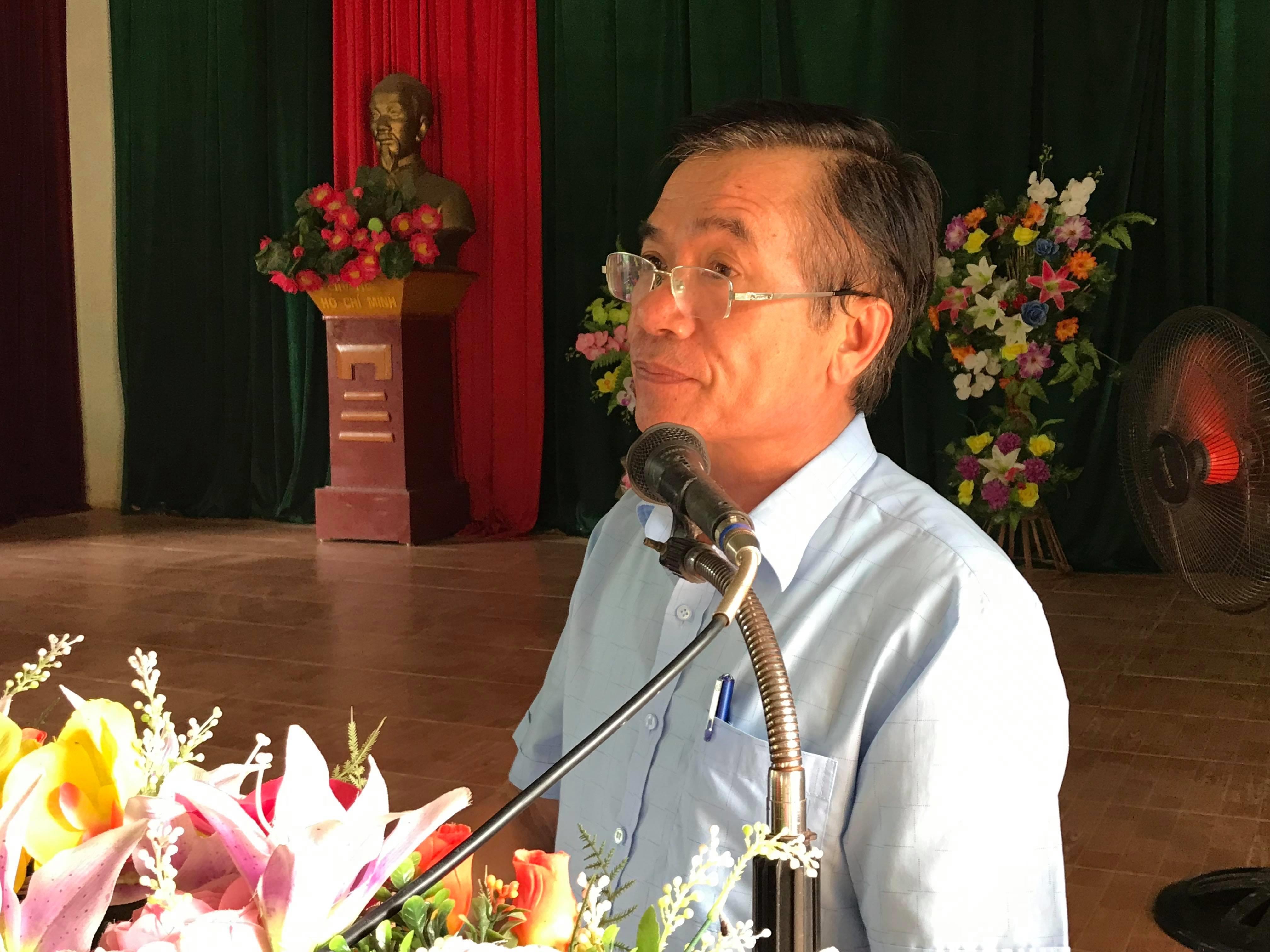 Phó Chủ tịch UBND huyện Quỳ Hợp, ông Vy Thanh Tường giải đáp kiến nghị của người dân xóm Long Thành. Ảnh: Huy Nhâm