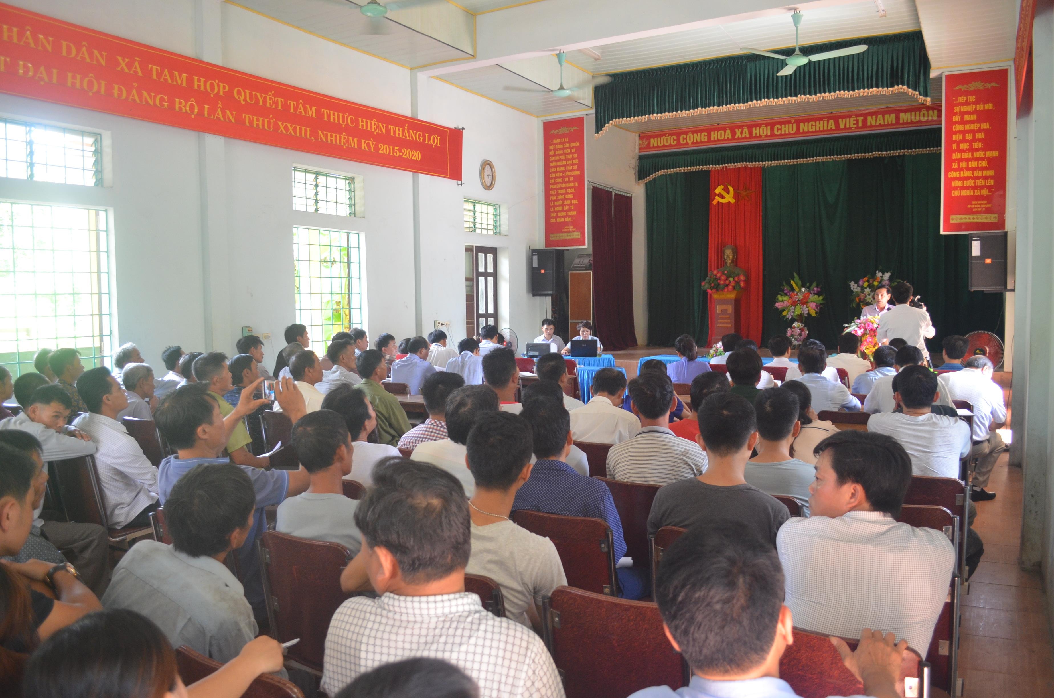 Buổi đối thoại được thực hiện tại trụ sở UBND xã Tam Hợp. Ảnh: Nhật Lân