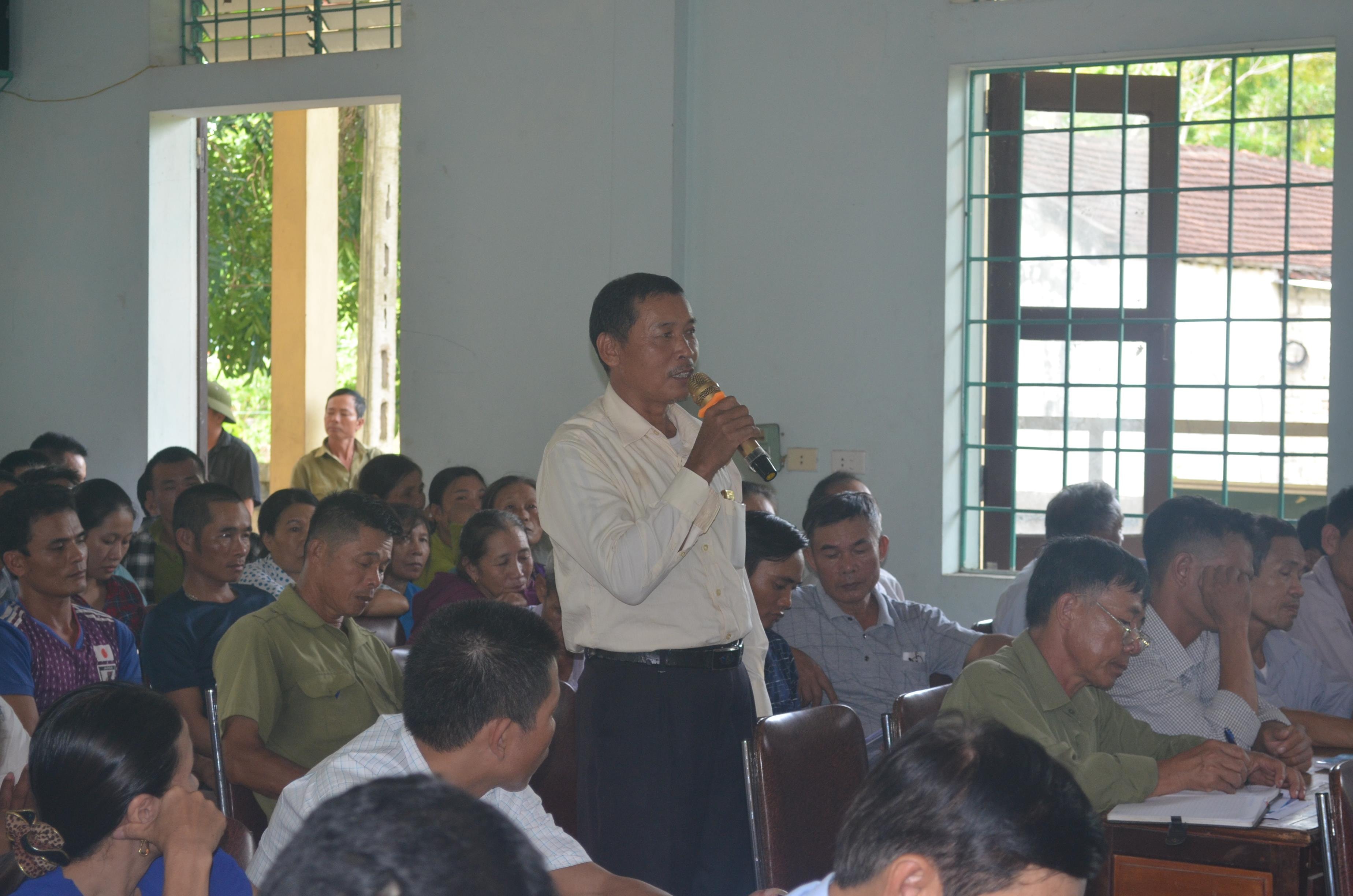Một hộ dân xóm Long Thành phát biểu tại buổi đối thoại. Ảnh: Nhật Lân