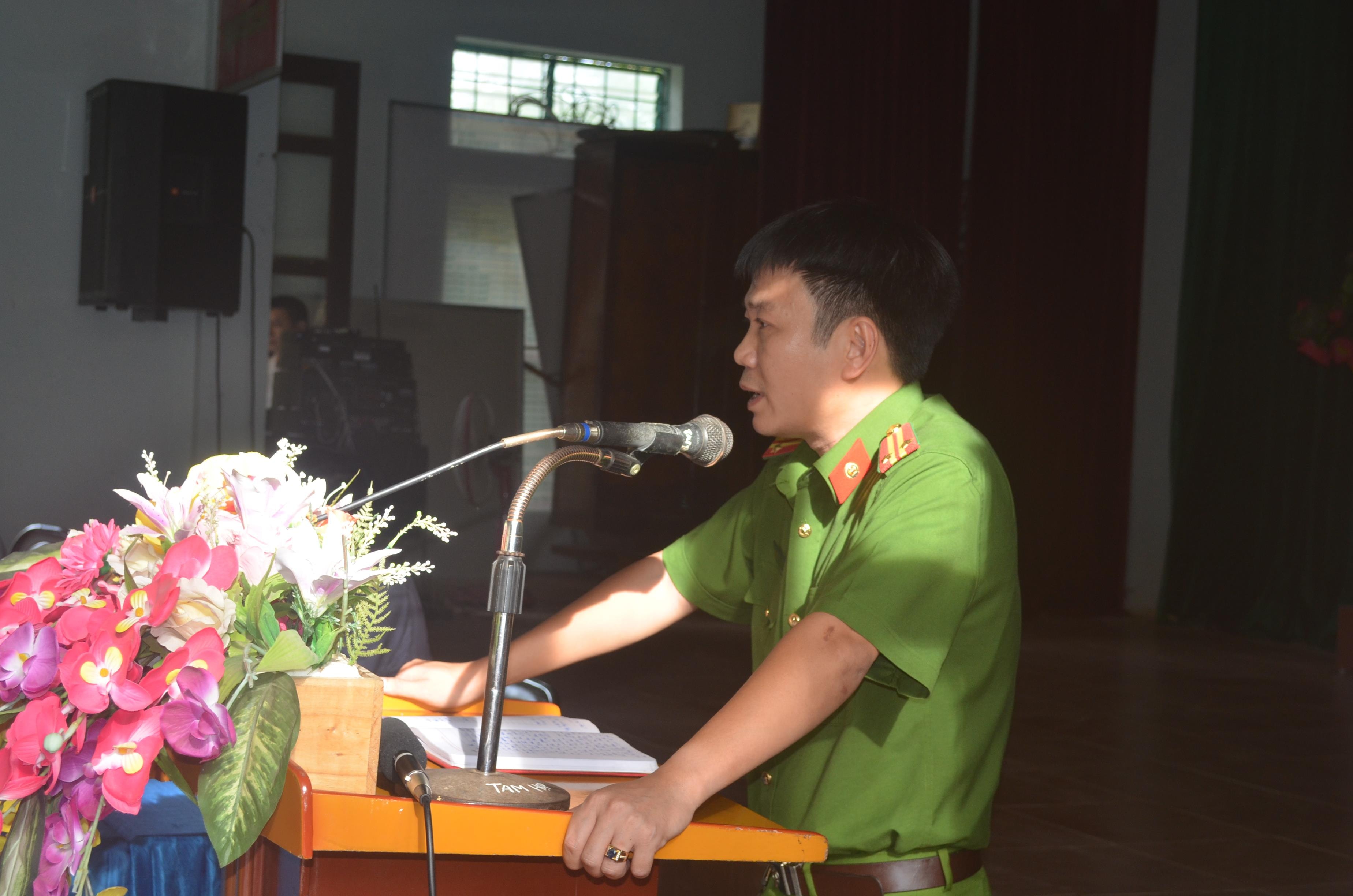 Trung tá Hoàng Nghĩa Tú - Phó Trưởng Công an huyện Quỳ Hợp thông tin một số nội dung Công an huyện đang xử lý sau khi xẩy ra vụ việc xô xát trên địa bàn xóm Long Thành. Ảnh: Nhật Lân