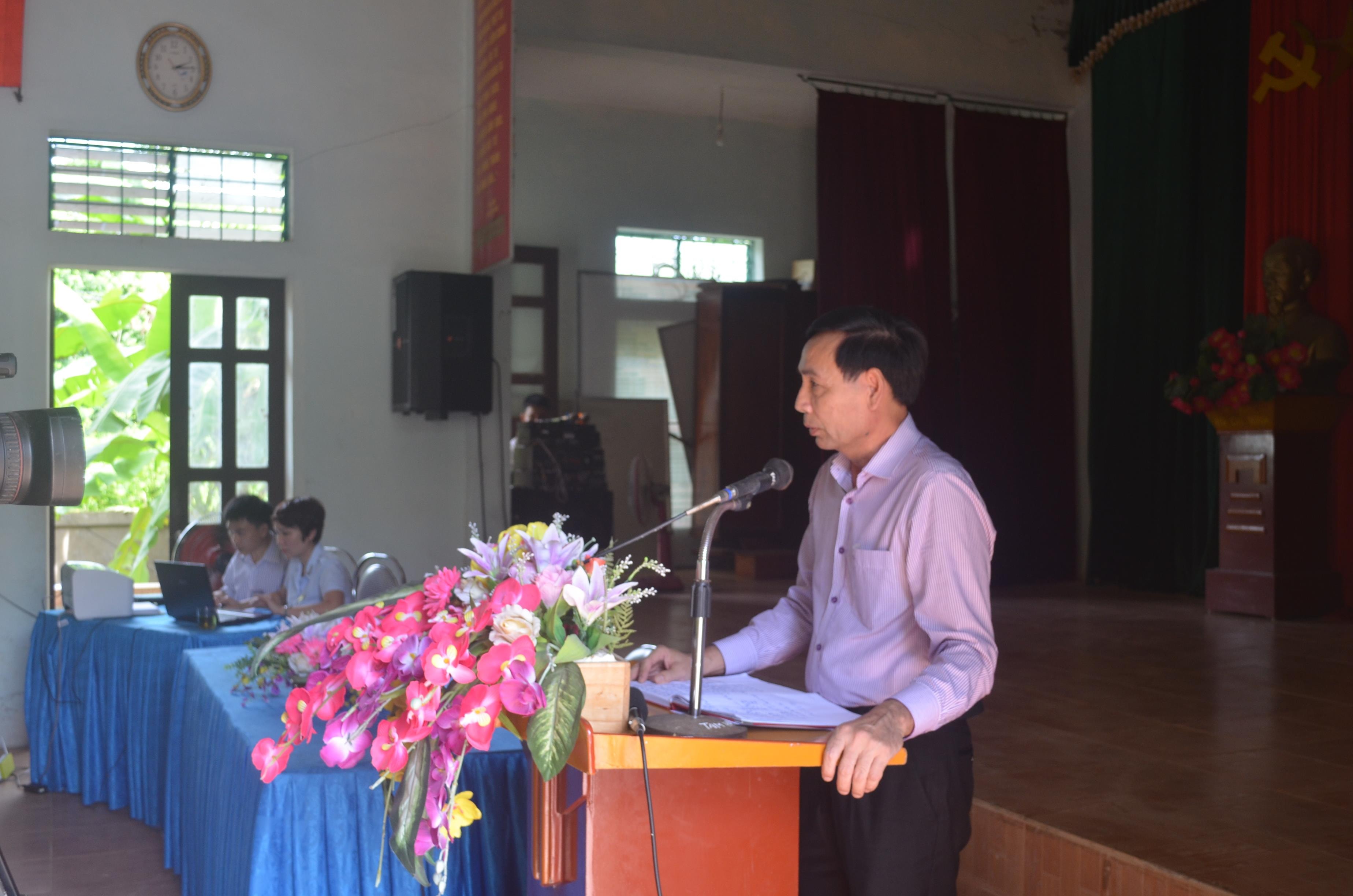 Chủ tịch UBND huyện Quỳ Hợp, ông Nguyễn Đình Tùng giải đáp một số kiến nghị tại buổi đối thoại. Ảnh: Nhật Lân