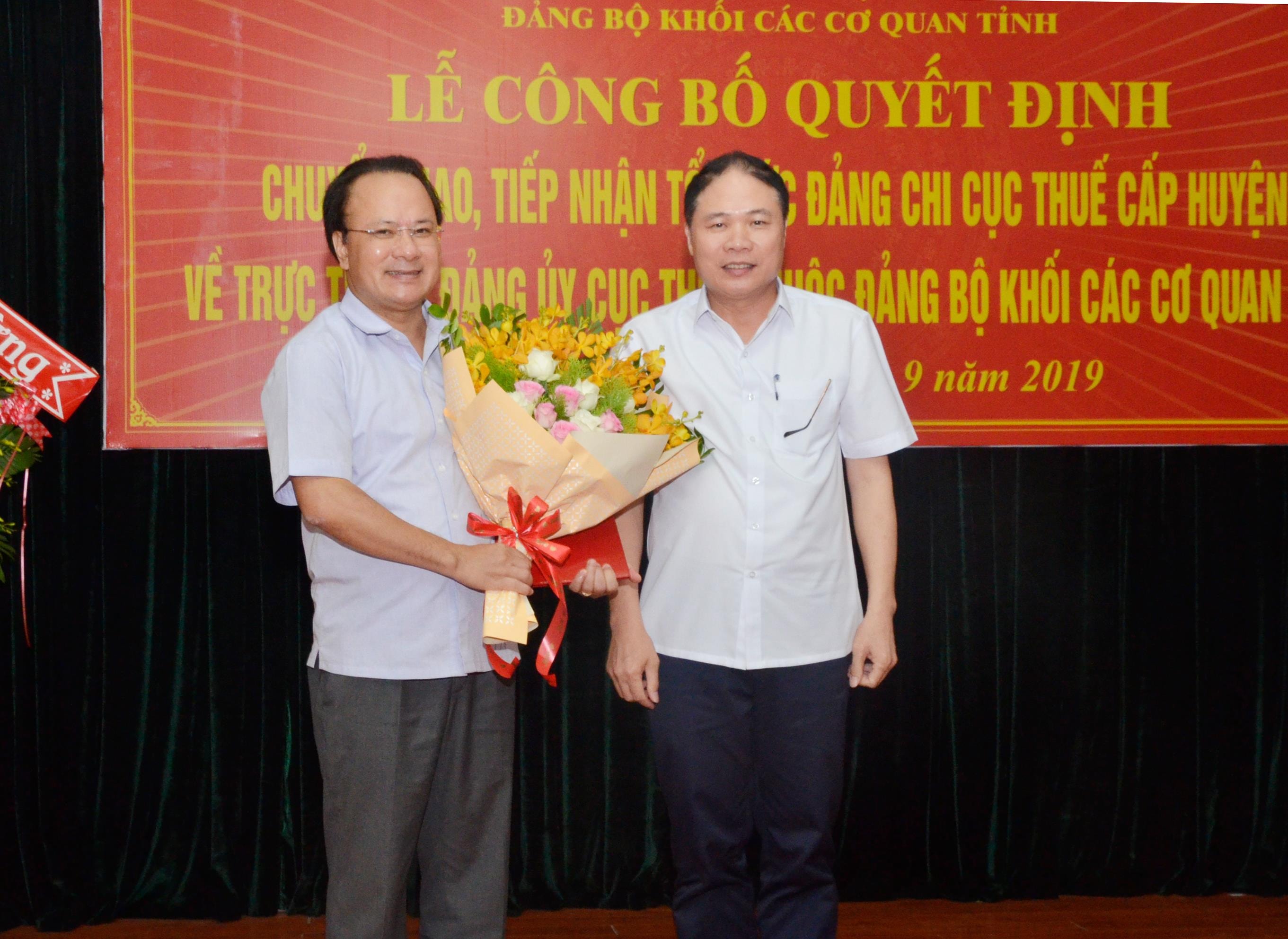 Phó Trưởng Ban Tổ chức Tỉnh ủy Hồ Đăng Tài trao Quyết định 