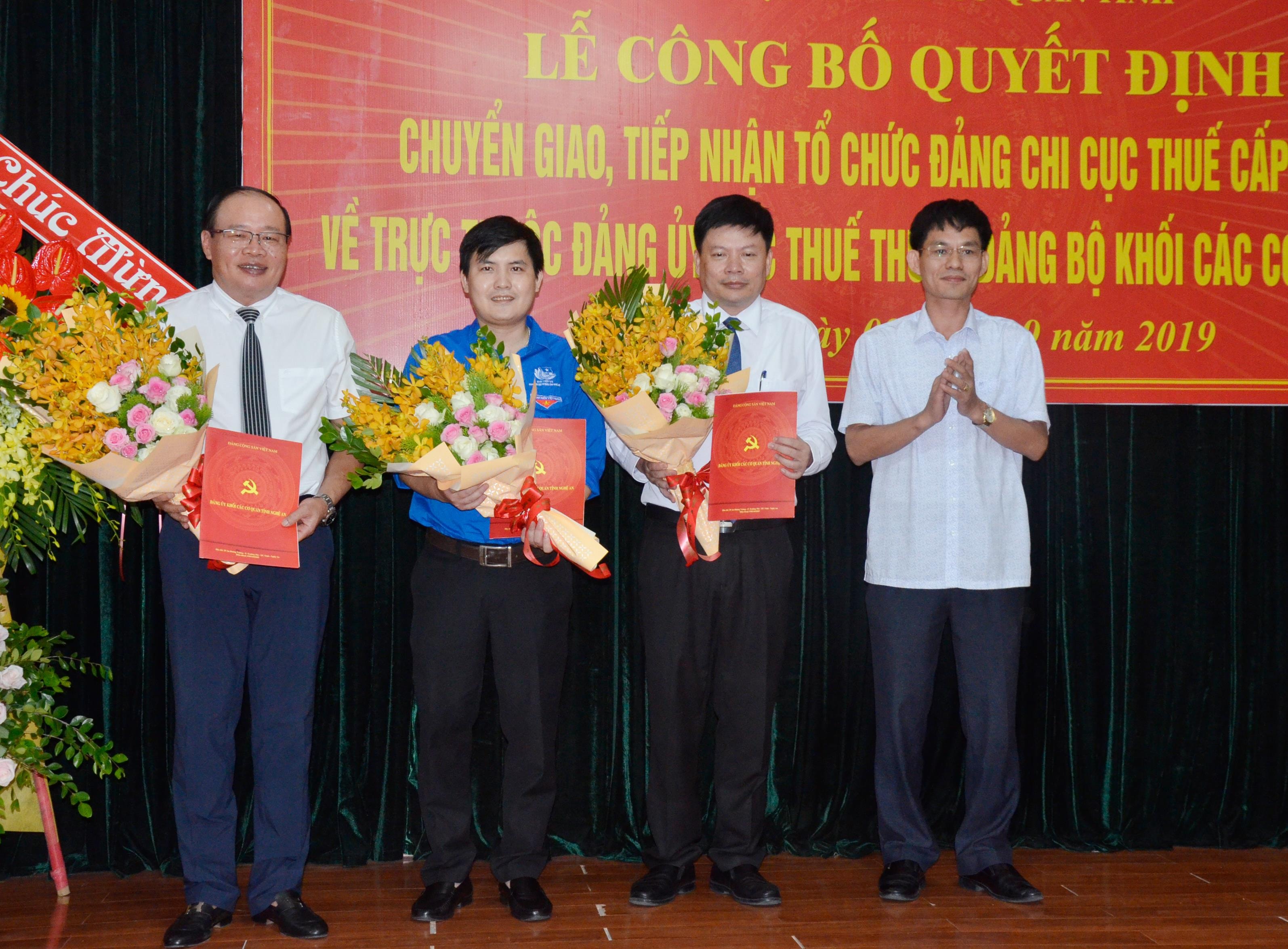 Phó Bí thư Đảng ủy Khối các cơ quan tỉnh Chu Bá Long trao Quyết định thành lập các tổ chức đoàn thể của Cục Thuế Nghệ An. Ảnh: Thanh Lê