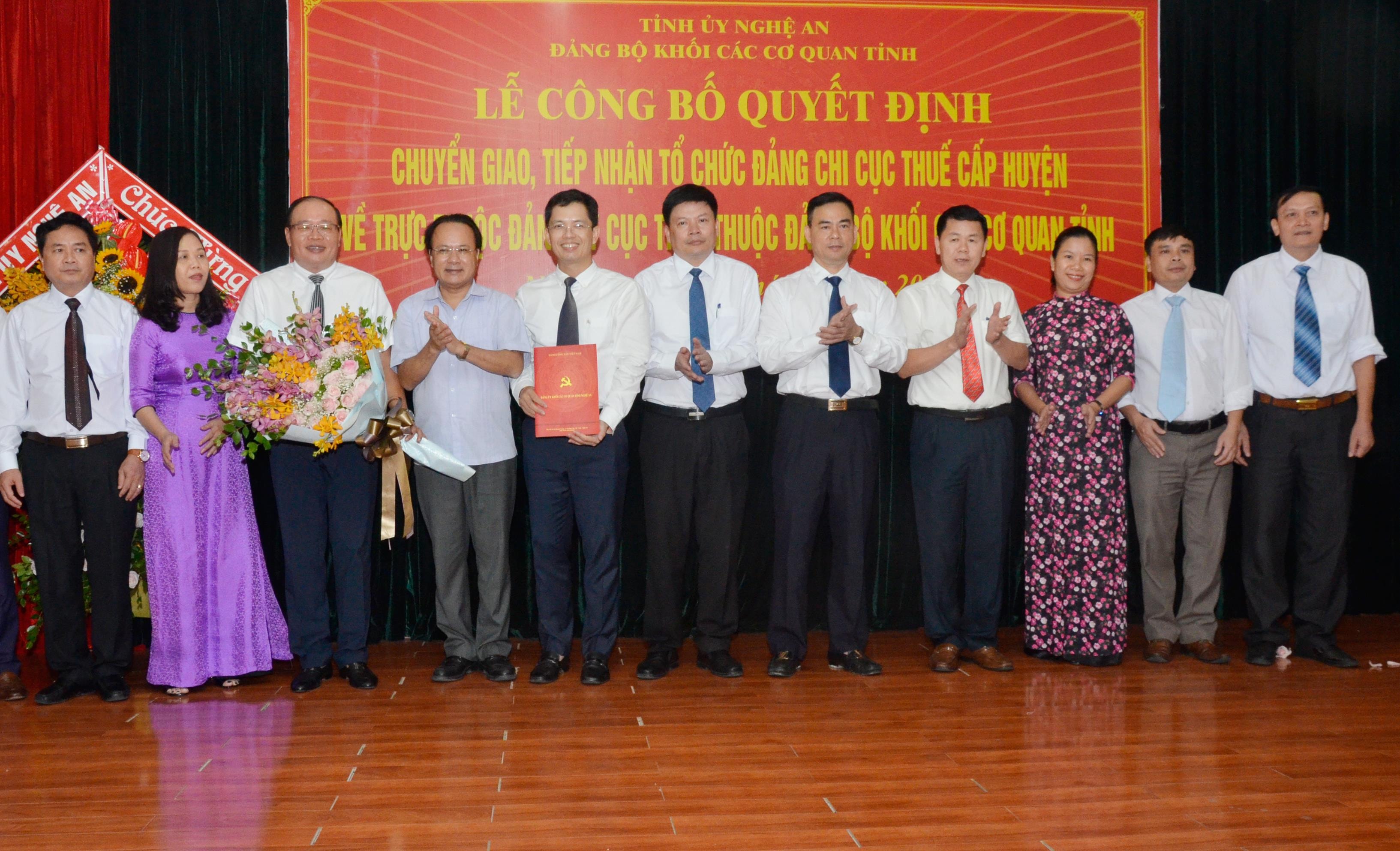 Bí thư Đảng ủy Khối các cơ quan tỉnh Nguyễn Nam Đình trao Quyết định 