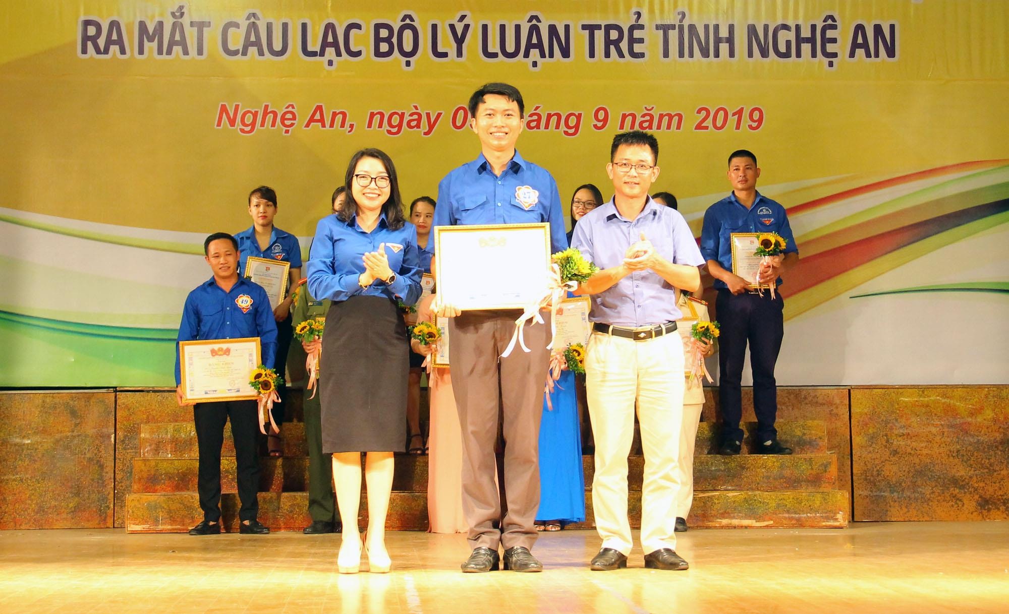 Ban Tổ chức trao giải nhất 