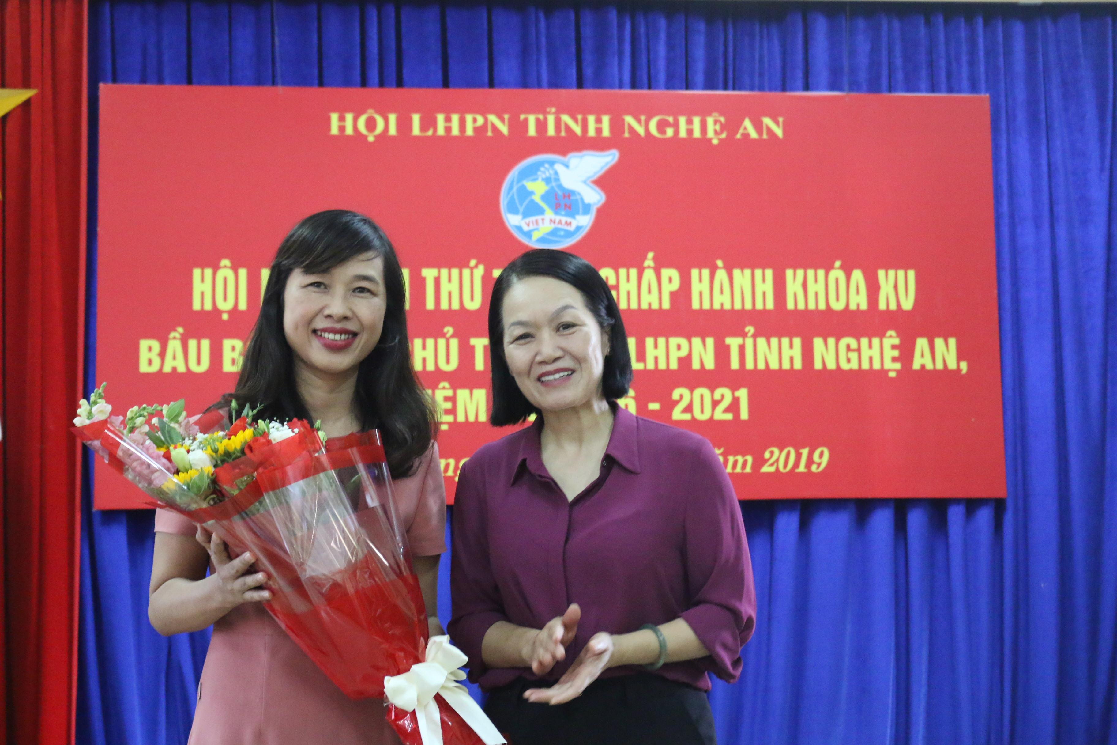 bà Bùi Thị Hòa - PCT Hội LHPN Việt Nam tặng hoa chúc mừng tân Chủ tịch Hội LHPN tỉnh