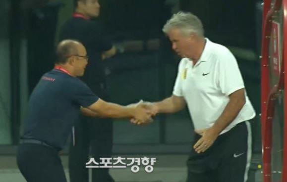 Cử chỉ đầy tôn trọng giữa thầy Park và Guus Hiddink được truyền thông Hàn Quốc nhắc đến nhiều sau trận đấu tại Vũ Hán.