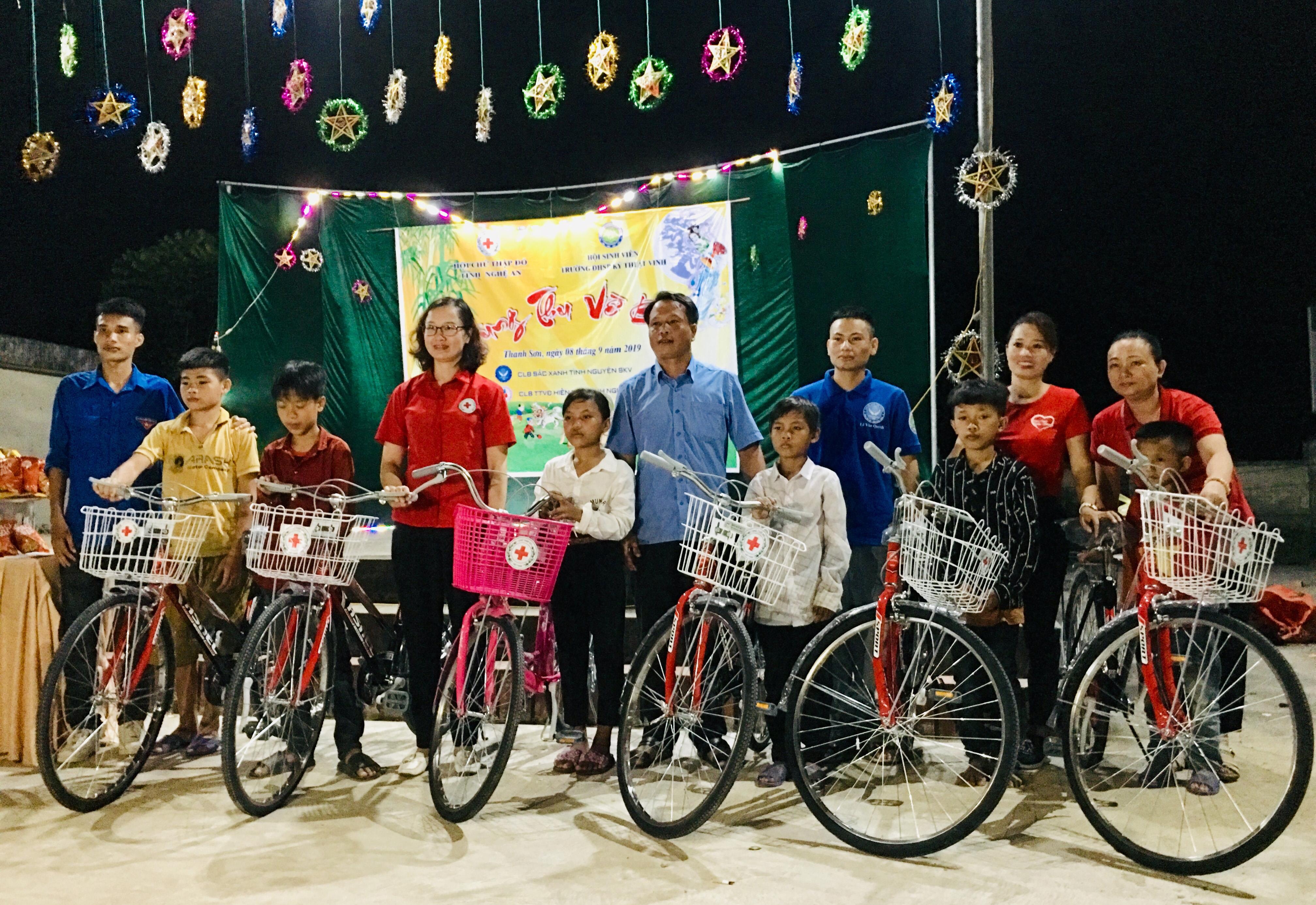 Trao xe đạp cho học sinh có hoàn cảnh khó khăn đặc biệ