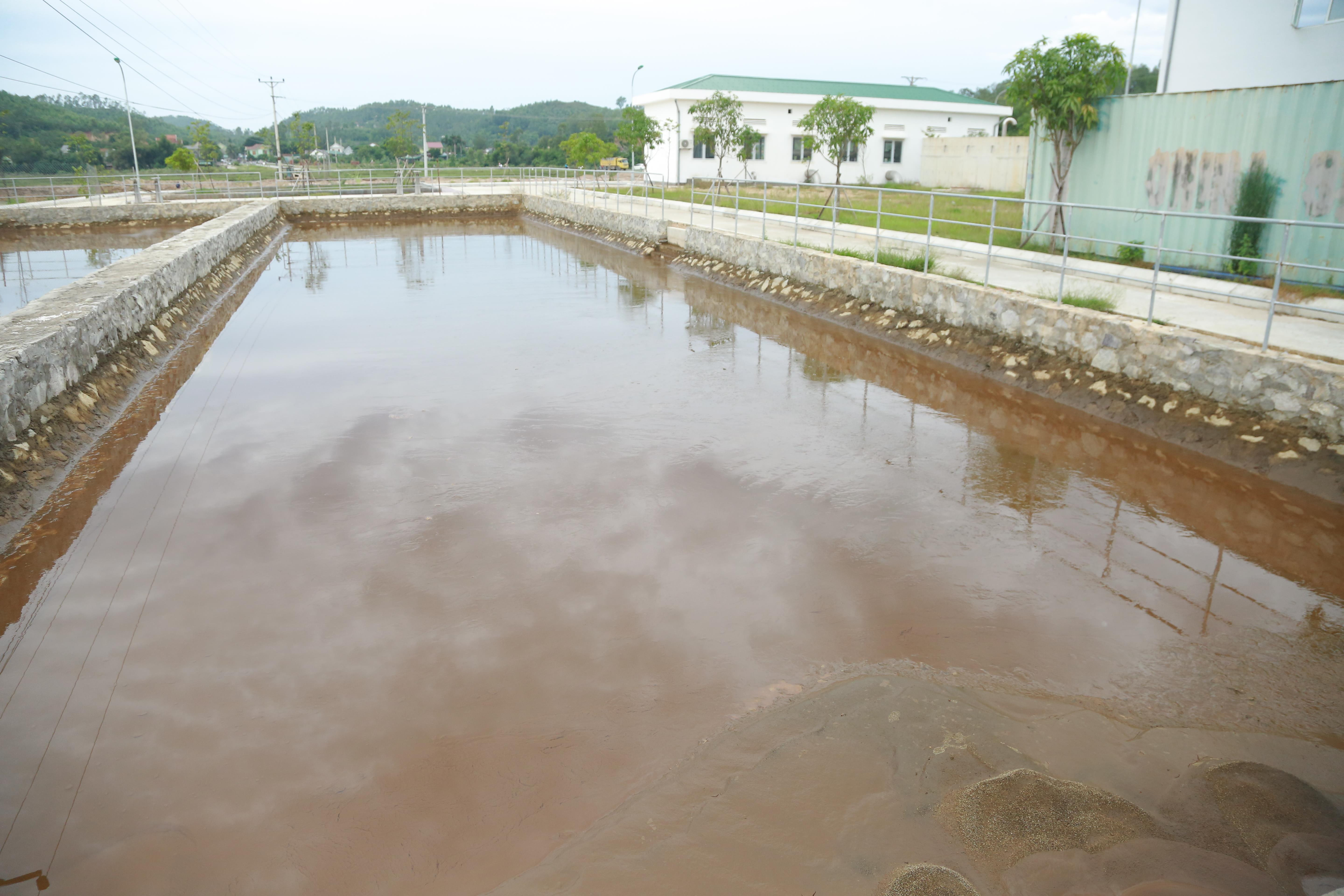 Hố thu bùn tại Nhà máy nước Cửa Lò. Ảnh: Đào Tuấn 