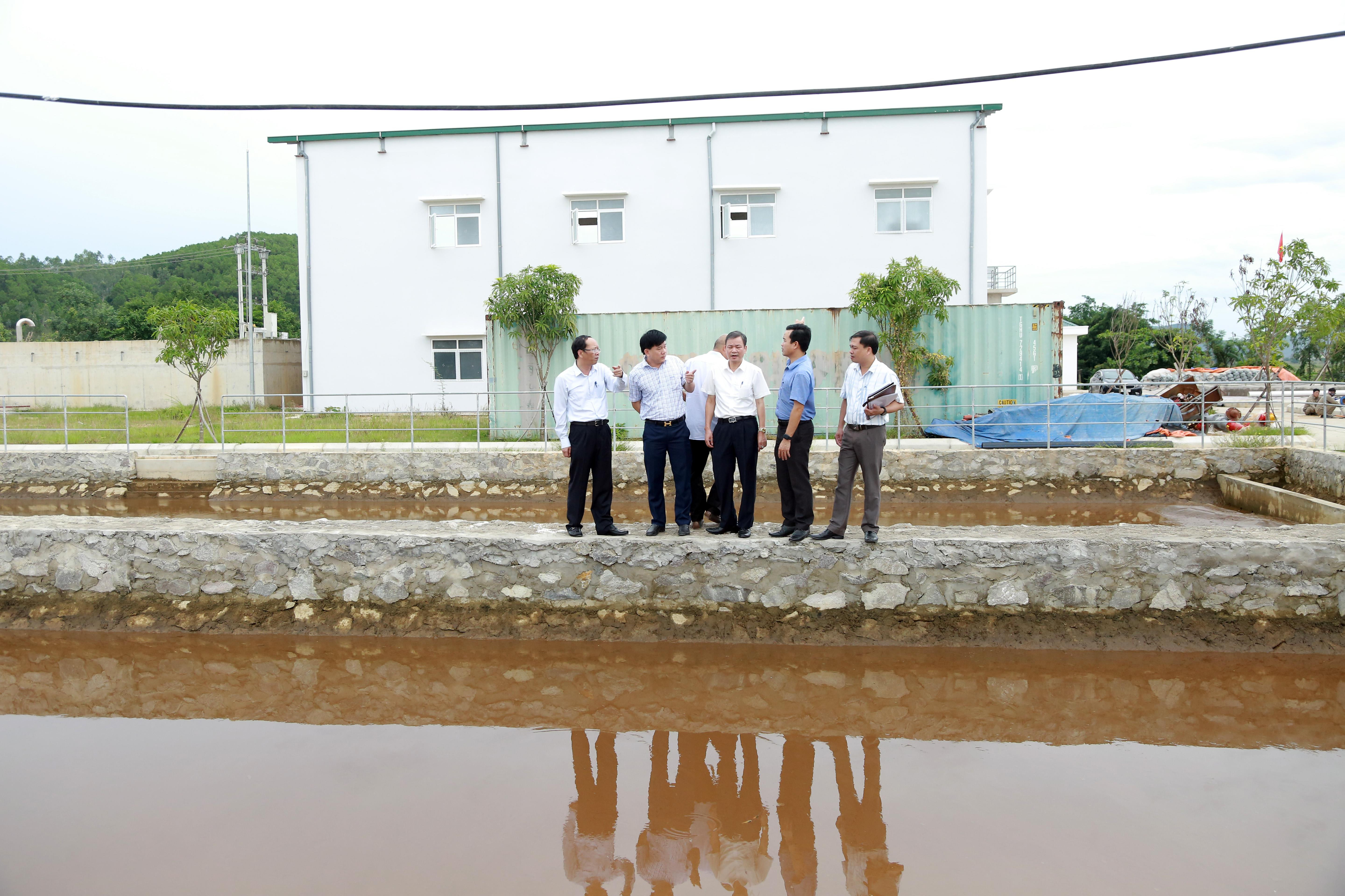 Đồng chí Bùi Thanh An (bìa trái) kiểm tra hệ thống xử lý nước tại Nhà máy nước Cửa Lò. Ảnh: Đào Tuấn 