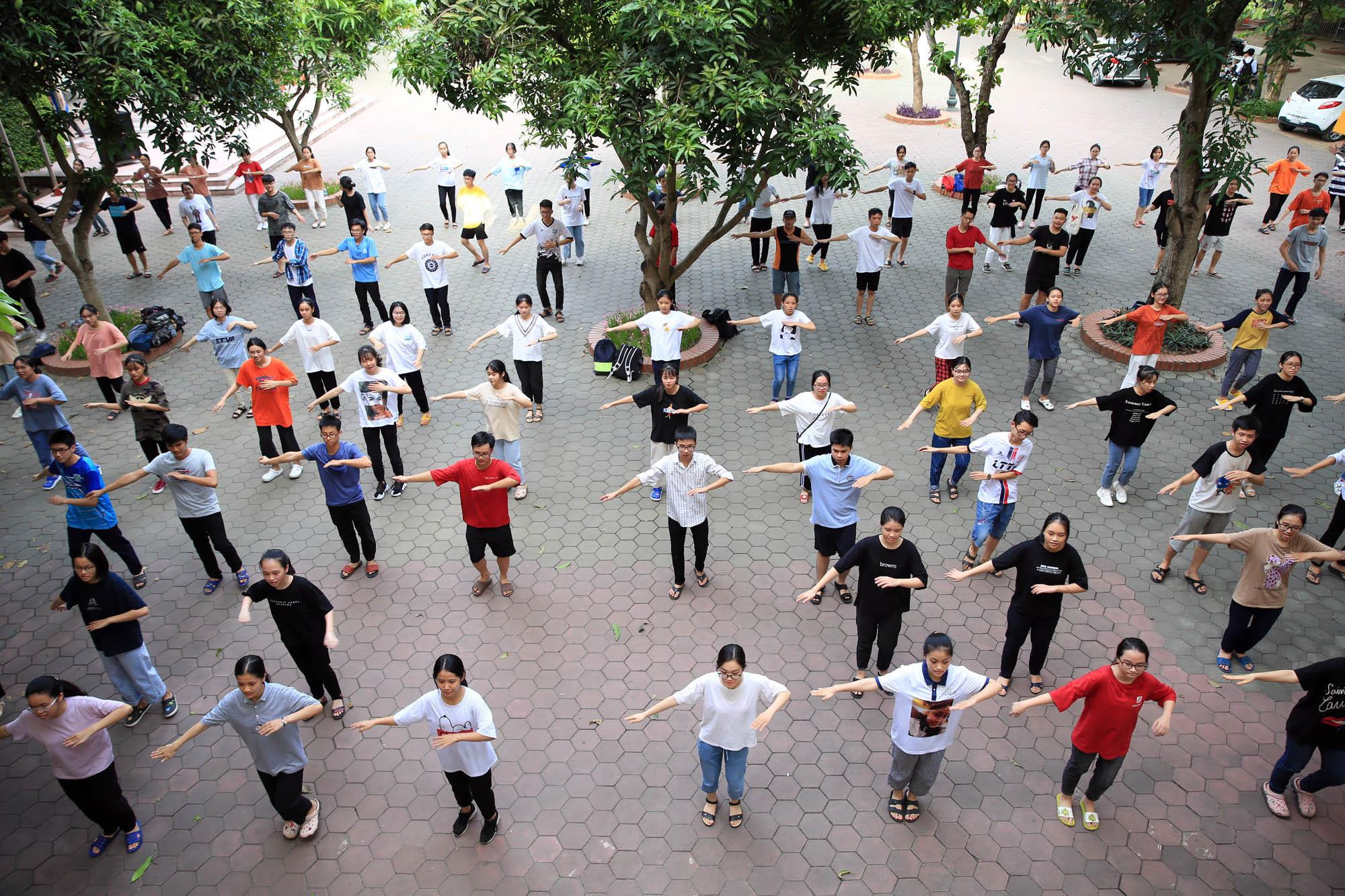 Các bạn học sinh của trường THPT Chuyên Phan Bội Châu đang nỗ lực tập luyện để cổ vũ cho buổi tường thuật trực tiếp vào ngày 15/9 sắp tới. Ảnh: Hồ Phương