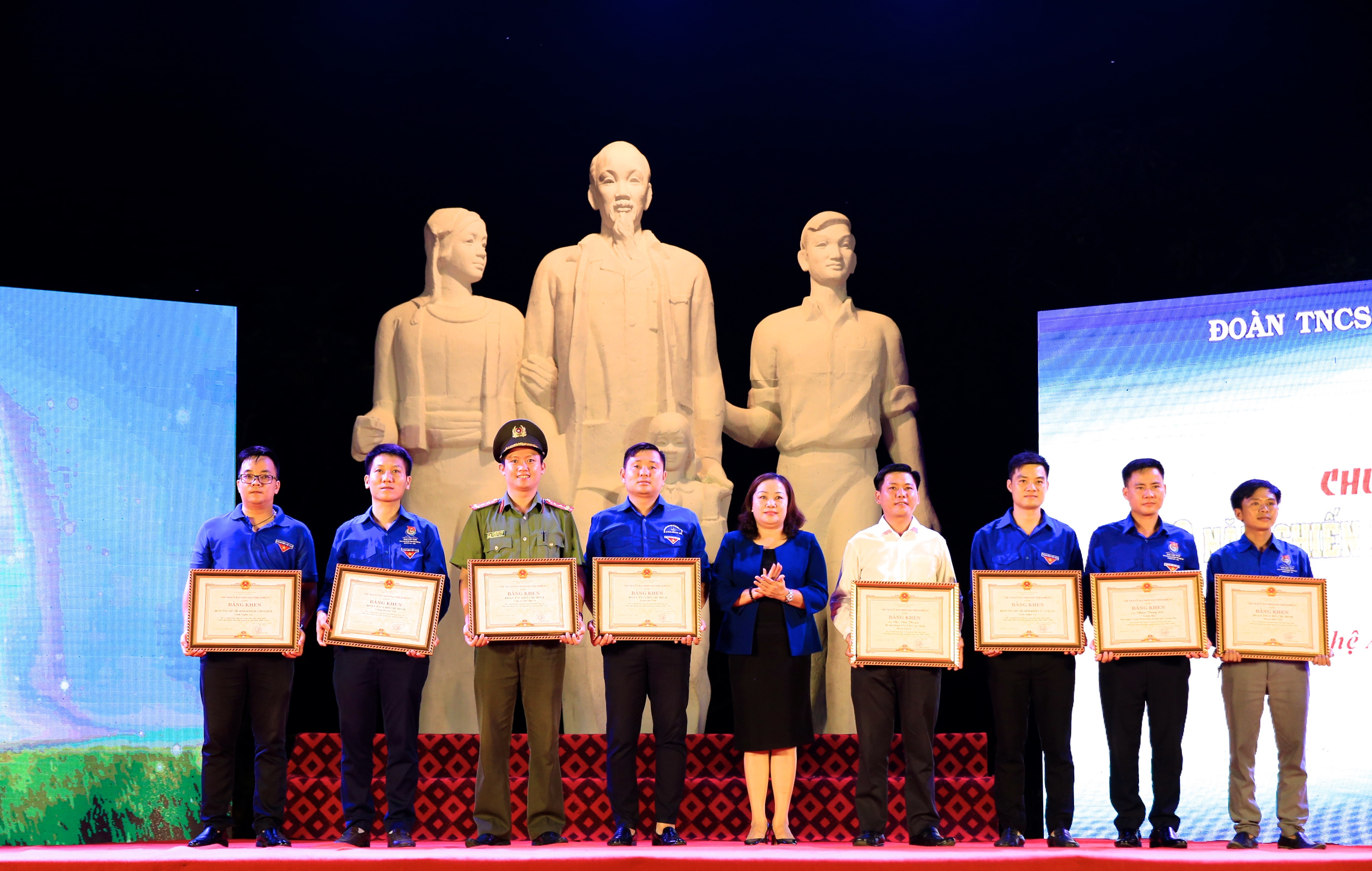 Trưởng Ban Tuyên giáo Tỉnh ủy Nguyễn Thị Thu Hường trao Bằng khen của UBND tỉnh cho 6 tập thể và và 2 cá nhân có thành tích xuất sắc trong Chiến dịch Thanh niên tình nguyện Hè trong 20 năm qua. Ảnh: Hồ Phương 