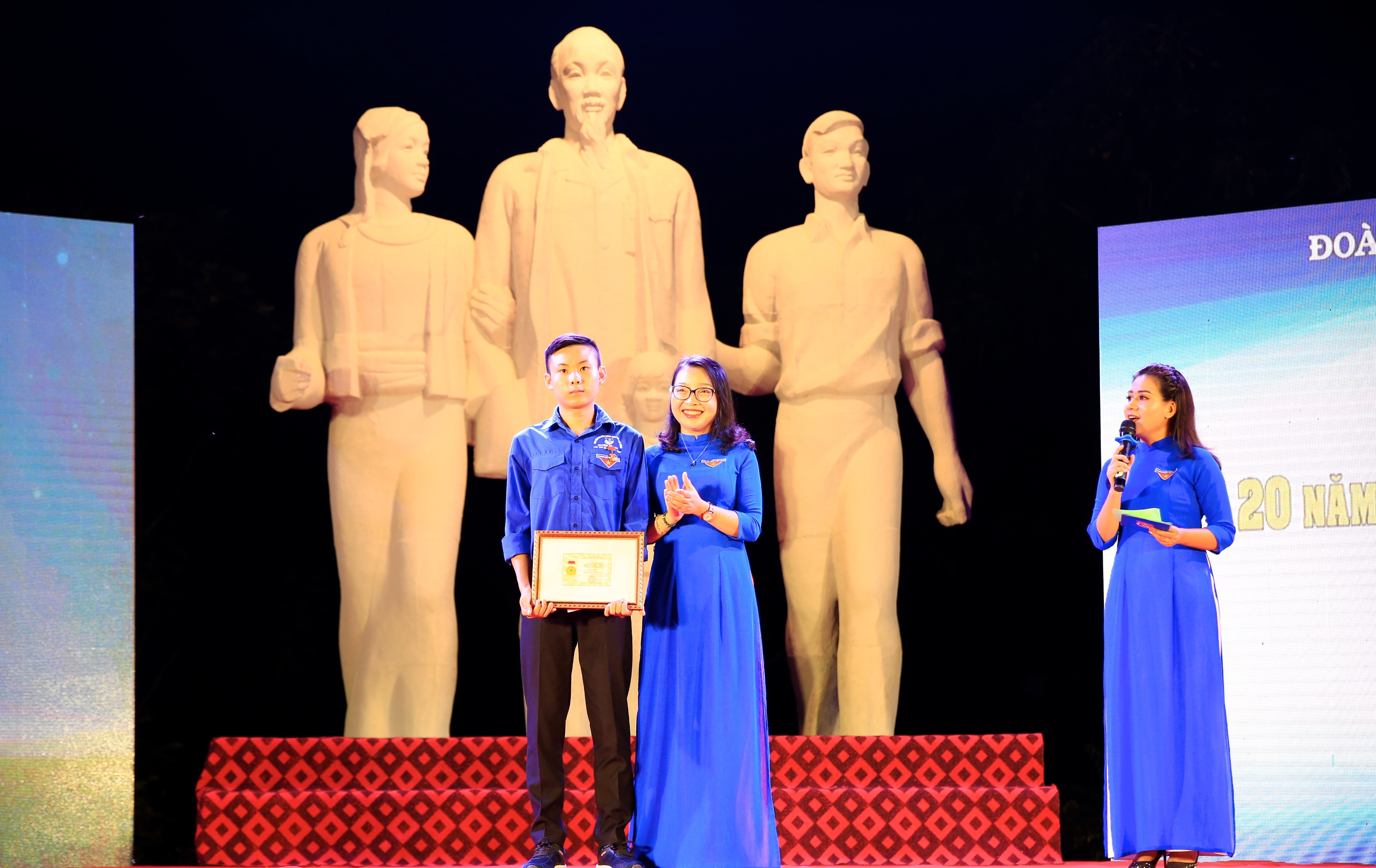 Quyền Bí thư Tỉnh đoàn Nguyễn Thị Thơm thừa ủy quyền của Trung ương Đoàn trao tặng Huy hiệu Tuổi trẻ dũng cảm cho em. Ảnh: Hồ Phương