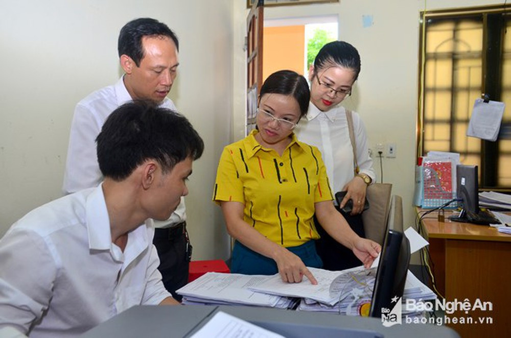 Đoàn giám sát của HĐND tỉnh giám sát tại Văn phòng đăng ký quyền sử dụng đất huyện Diễn Châu. Ảnh tư liệu: Thành Duy