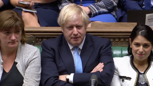 Thủ tướng Anh Boris Johnson sau khi bỏ phiếu tại Quốc hội Anh về việc có chấp thuận bầu cử sớm hay không ngày 10-9 - Ảnh: Reuters