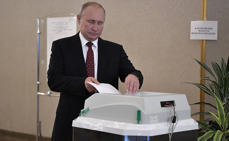 Tổng thống Nga Vladimir Putin đi bỏ phiếu hôm 8/9. Ảnh: TASS