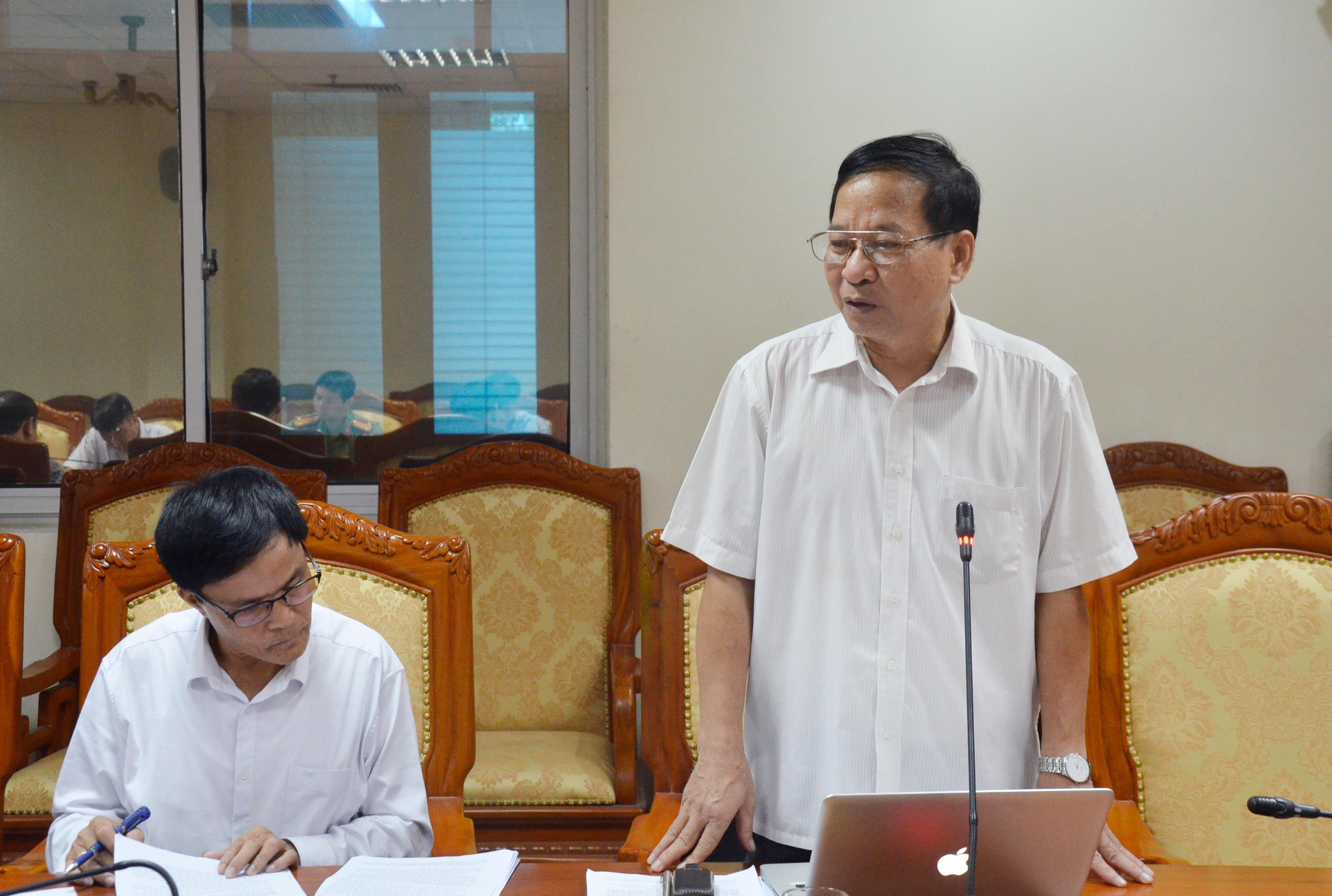 Cộng tác viên pháp luật của Văn phòng Đoàn ĐBQH tỉnh Nguyễn Hồ Cảnh đóng góp ý kiến tại hội nghị. Ảnh: Thanh Lê
