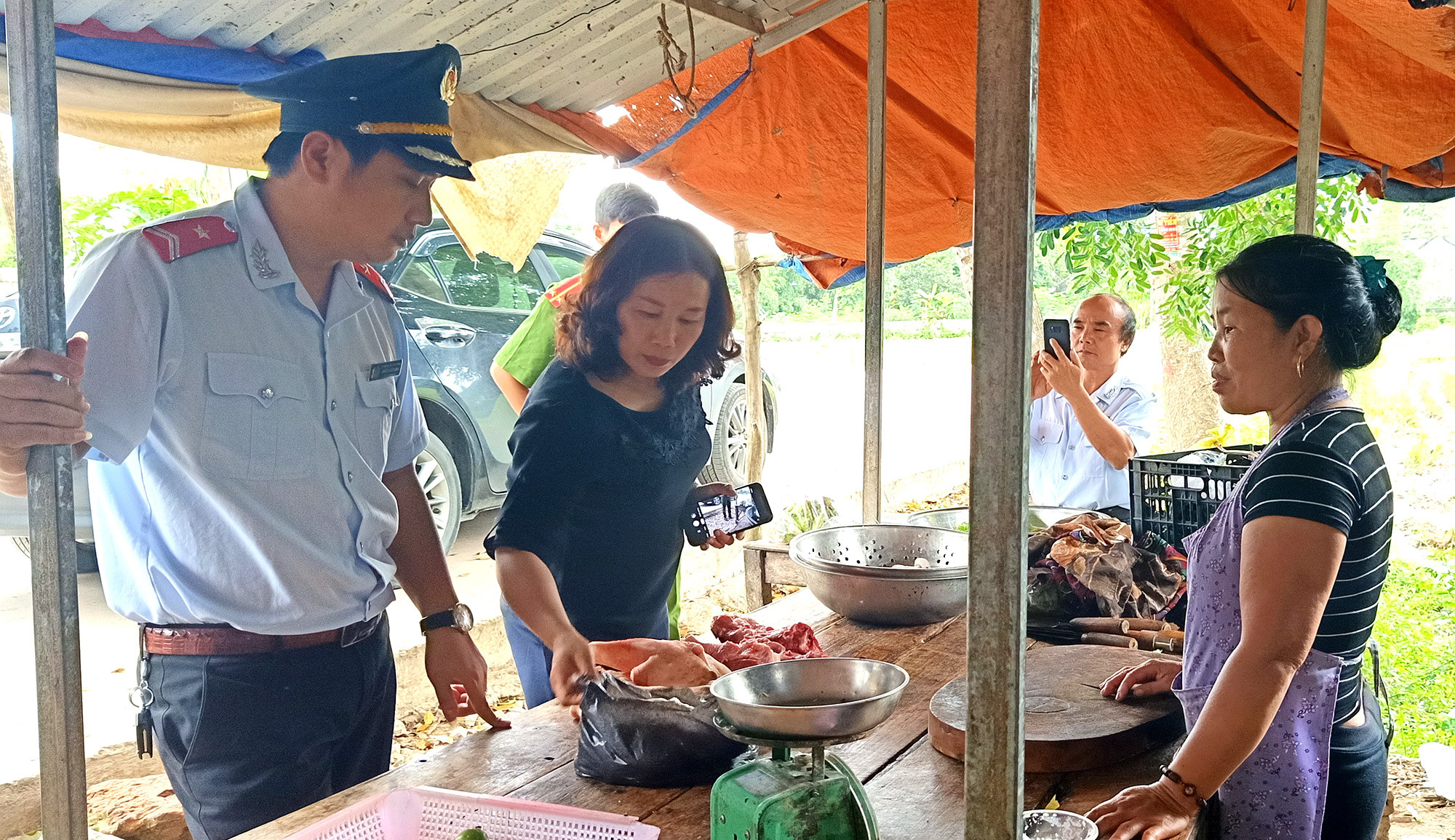 Đoàn kiểm tra liên ngành của tỉnh phối hợp với huyện Yên Thành kiểm tra bán lẻ thịt lợn tại xóm 5 xã Công Thành. Ảnh Hồng Nhung