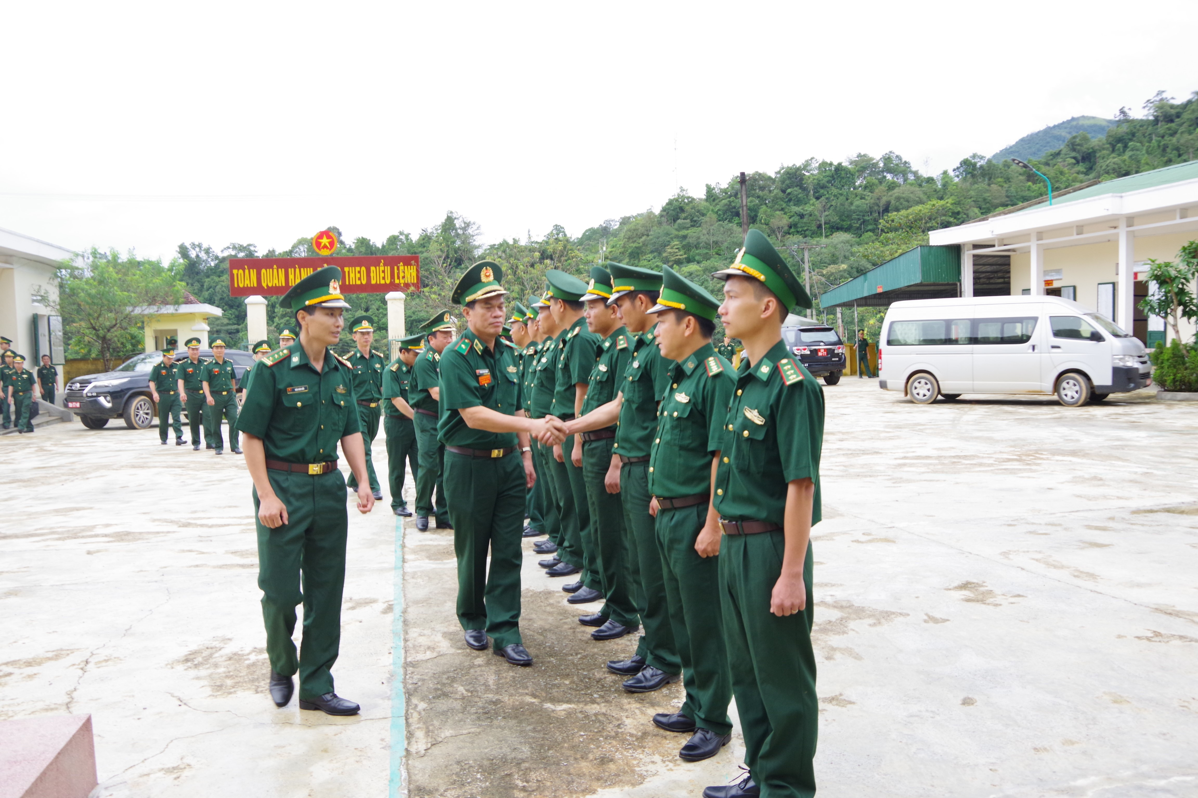 Thiếu tướng Hoàng Đăng Nhiễu cùng đoàn công tác đến kiểm tra tại Đồn Biên phòng Na Ngoi.