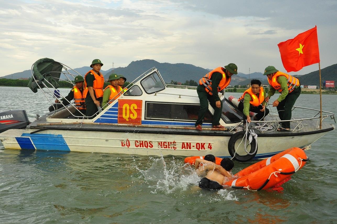 Diễn tập cứu nạn trên sông.