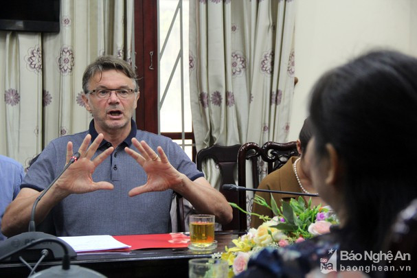  Philippe Troussier chia sẻ kinh nghiệm phát triển bóng đá trẻ với lãnh đạo Báo Nghệ An một năm trước. Ảnh: Tiến Hùng