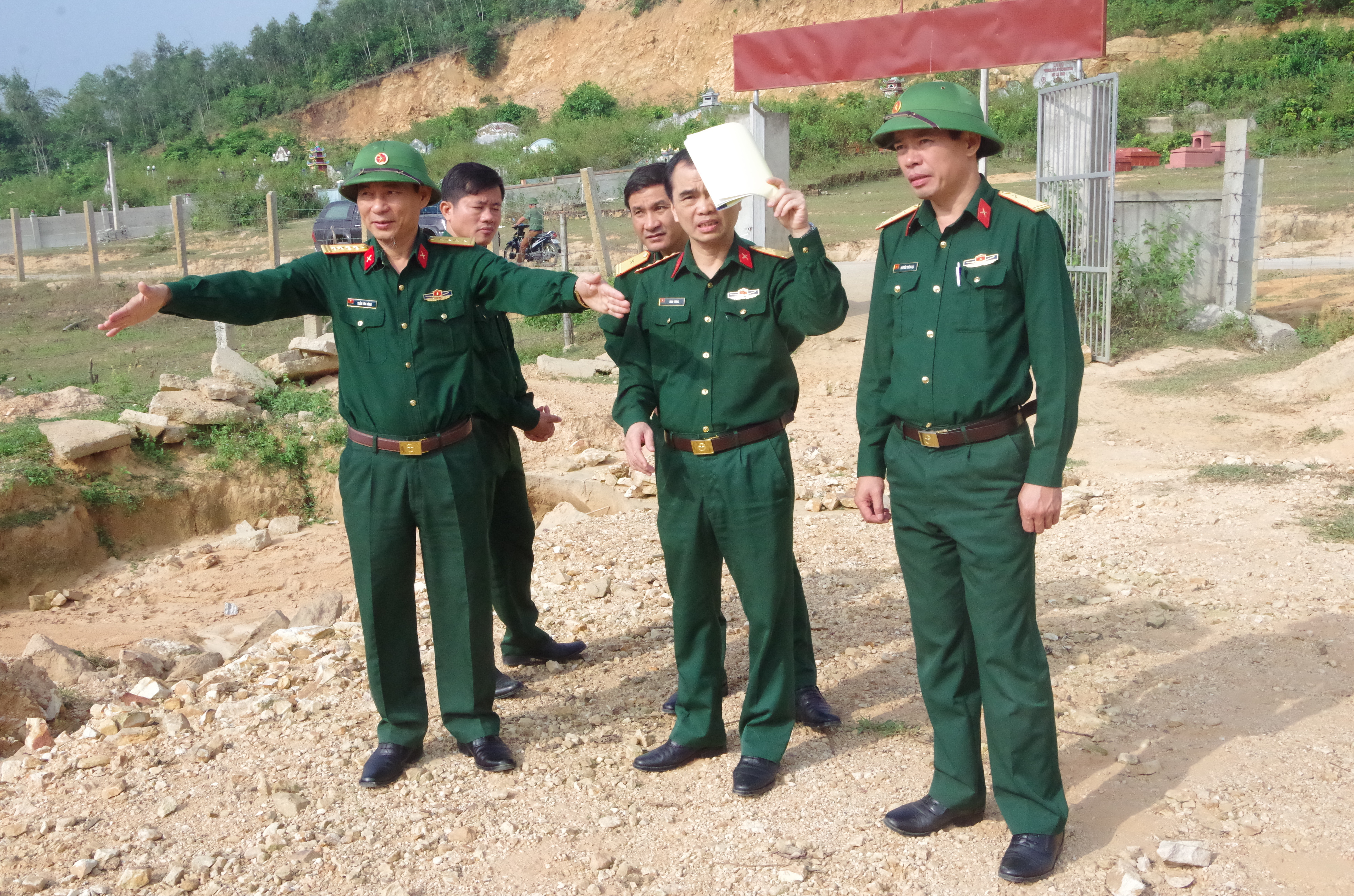 Đại tá Trần Văn Hùng - Ủy viên BTV Tỉnh ủy, Chỉ huy trưởng Bộ CHQS tỉnh kiểm tra công tác xây dựng thao trường bắn tại thị xã Thái Hòa. Ảnh: Trọng Kiên