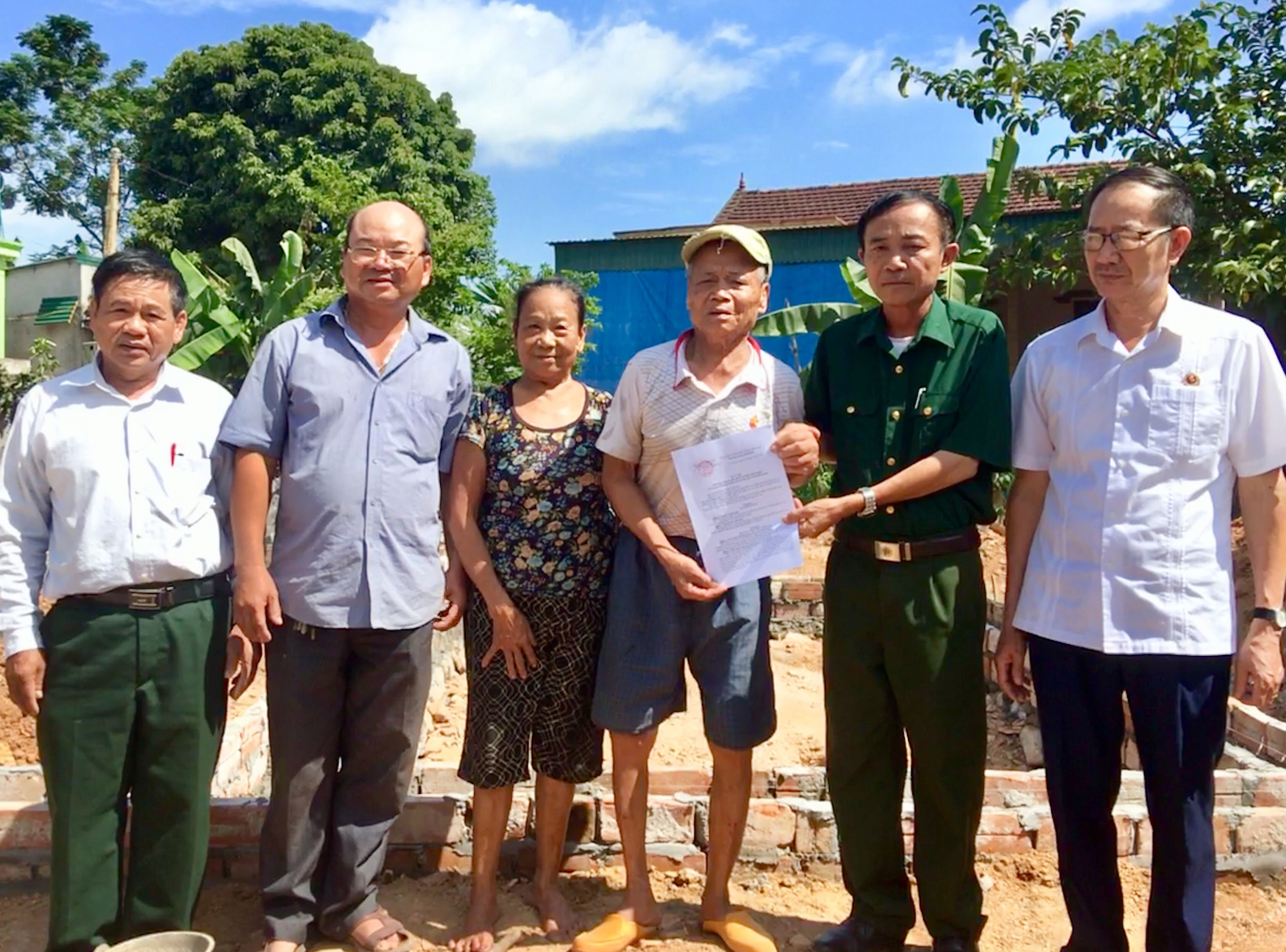 Thay mặt CLB Doanh nhân CCB Đô Lương, ông Đào Danh Hiền- Chủ nhiệm CLB cùng lãnh đạo CCB huyện và xã Bài Sơn đã trao quyết định hỗ trợ tiền làm nhà ở cho gia đình ông.