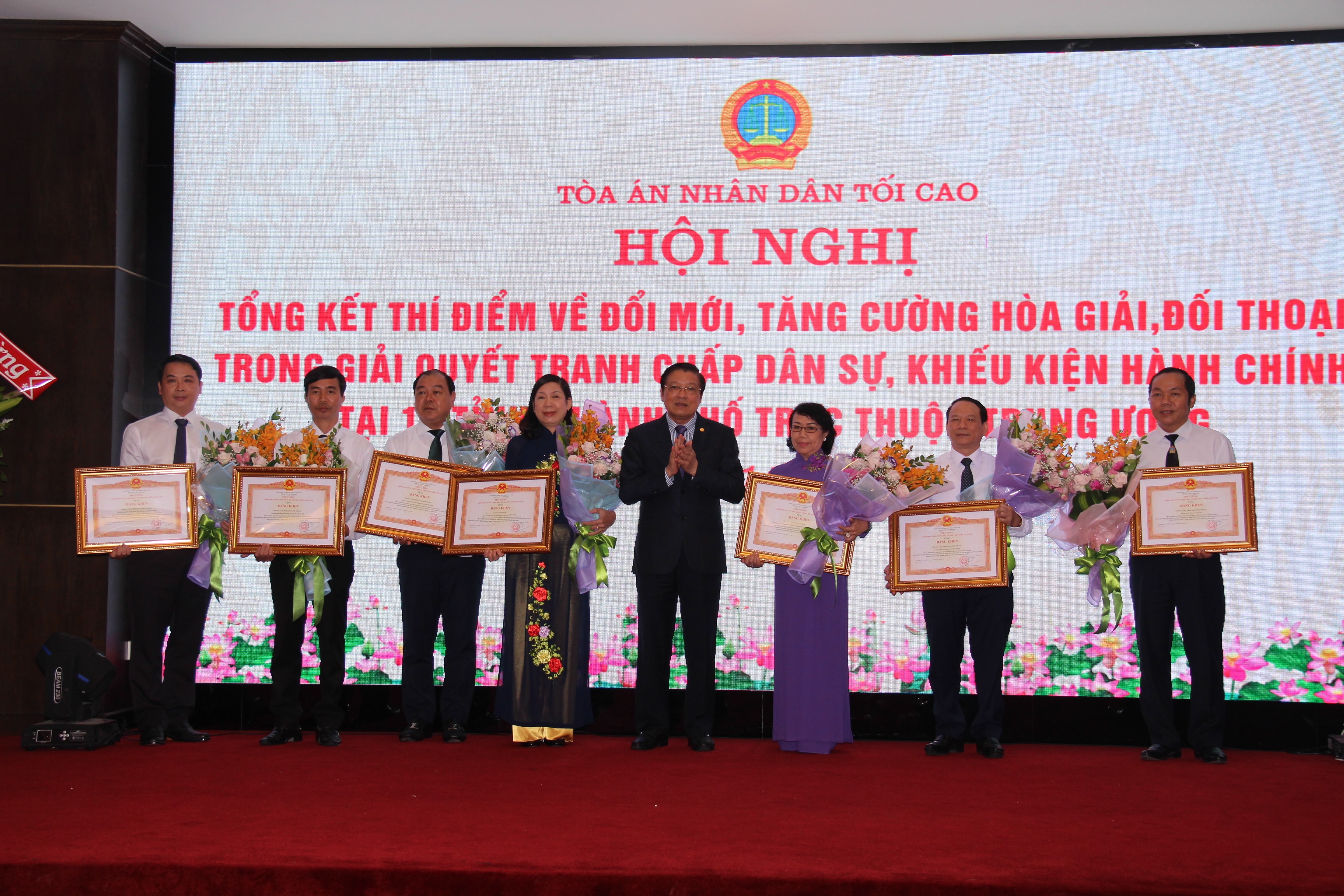 Tặng Bằng khen của Thủ tướng Chính phủ cho các cá nhân, tập thể. Ảnh: Hoài Thu