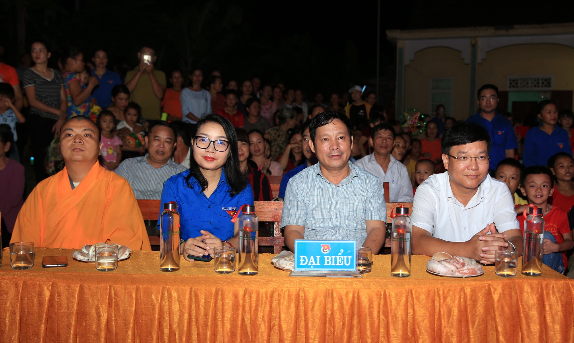 Dự chương trình có đồng chí Phạm Tuấn Vinh, Tỉnh ủy viên, Bí Thư thị ủy Thái Hòa; Nguyễn Thị Thơm, Quyền Bí thư tỉnh đoàn Nghệ An; đồng chí Lê Văn Lương, Phó Bí thư Tỉnh đoàn, Chủ tịch Hội Đồng đội tỉnh Nghệ An; đại diện Ban tổ chức Tỉnh ủy cùng đông đảo người dân, trẻ em xã Nghĩa Tiến.