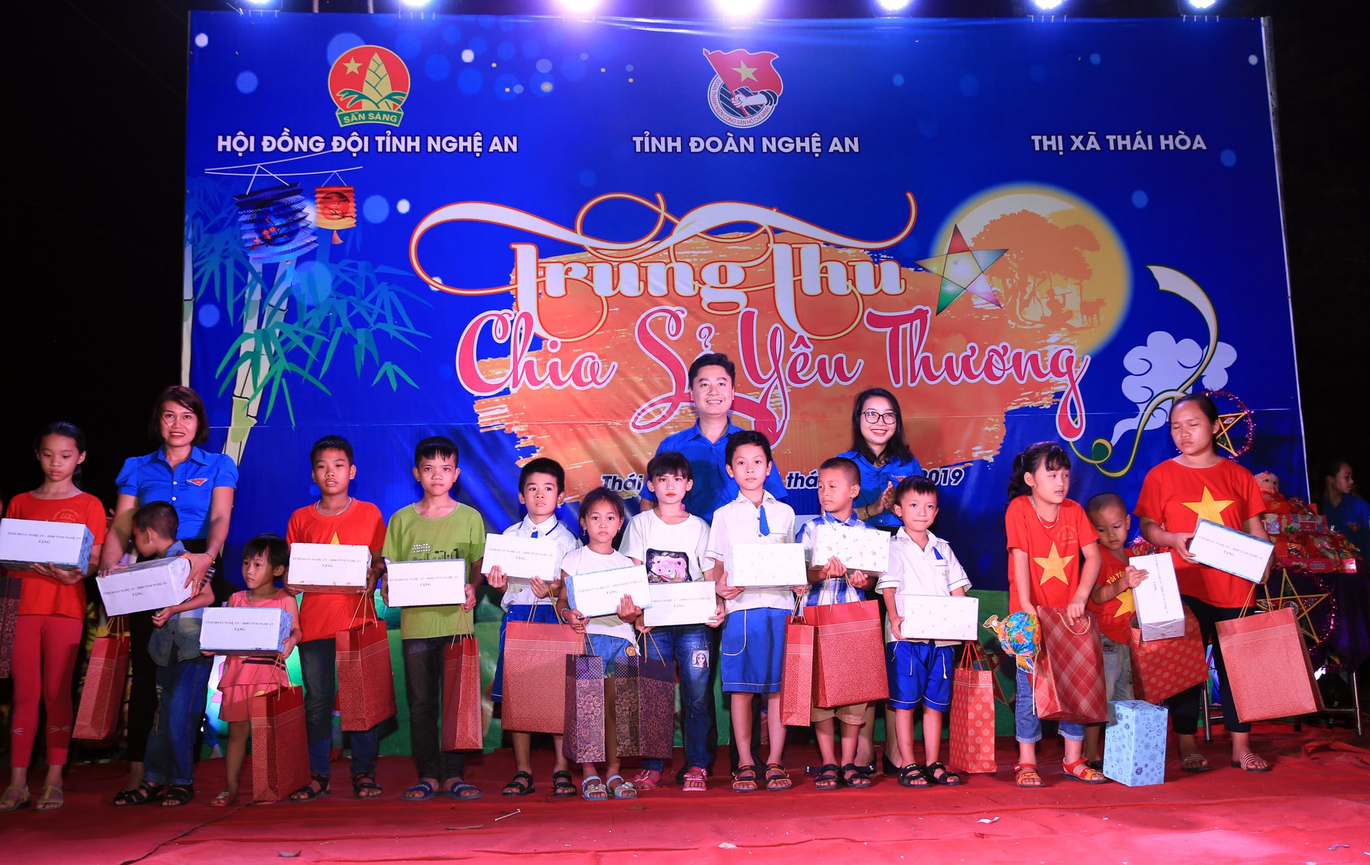 Có hàng chục suất quà được Ban Tổ chức Tỉnh ủy, Tỉnh đoàn, Thị xã Thái Hòa, các nhà hảo tâm, doanh nghiệp trên địa bàn trao tặng cho các em học sinh nghèo vượt khó, các em học sinh có hoàn cảnh khó khăn... 