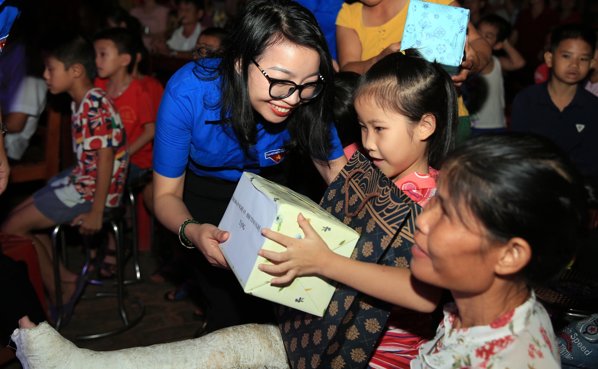 Ngoài ra, có hàng trăm suất quà được ban tổ chức chương trình trao tận tay cho gần 1000 em nhỏ trên địa bàn xã Nghĩa Tiến trong đêm Trung thu sớm. Ảnh: Hồ Phương 
