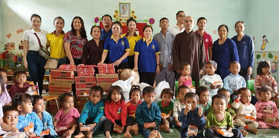 Đoàn thiện nguyện chùa Đức Hậu tổ chức chương trình từ thiện tại xã Bảo Nam (Kỳ Sơn)